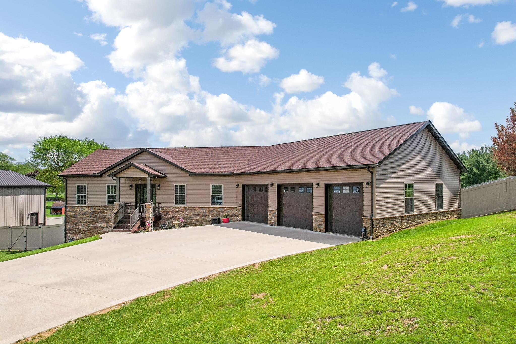 1885 Greenbriar Way Property Photo 3