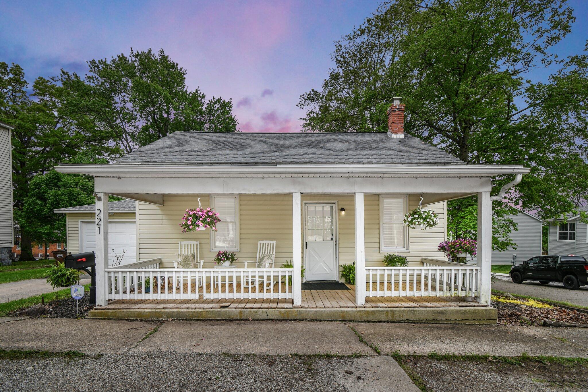 221 W Mulberry Street Property Photo 1