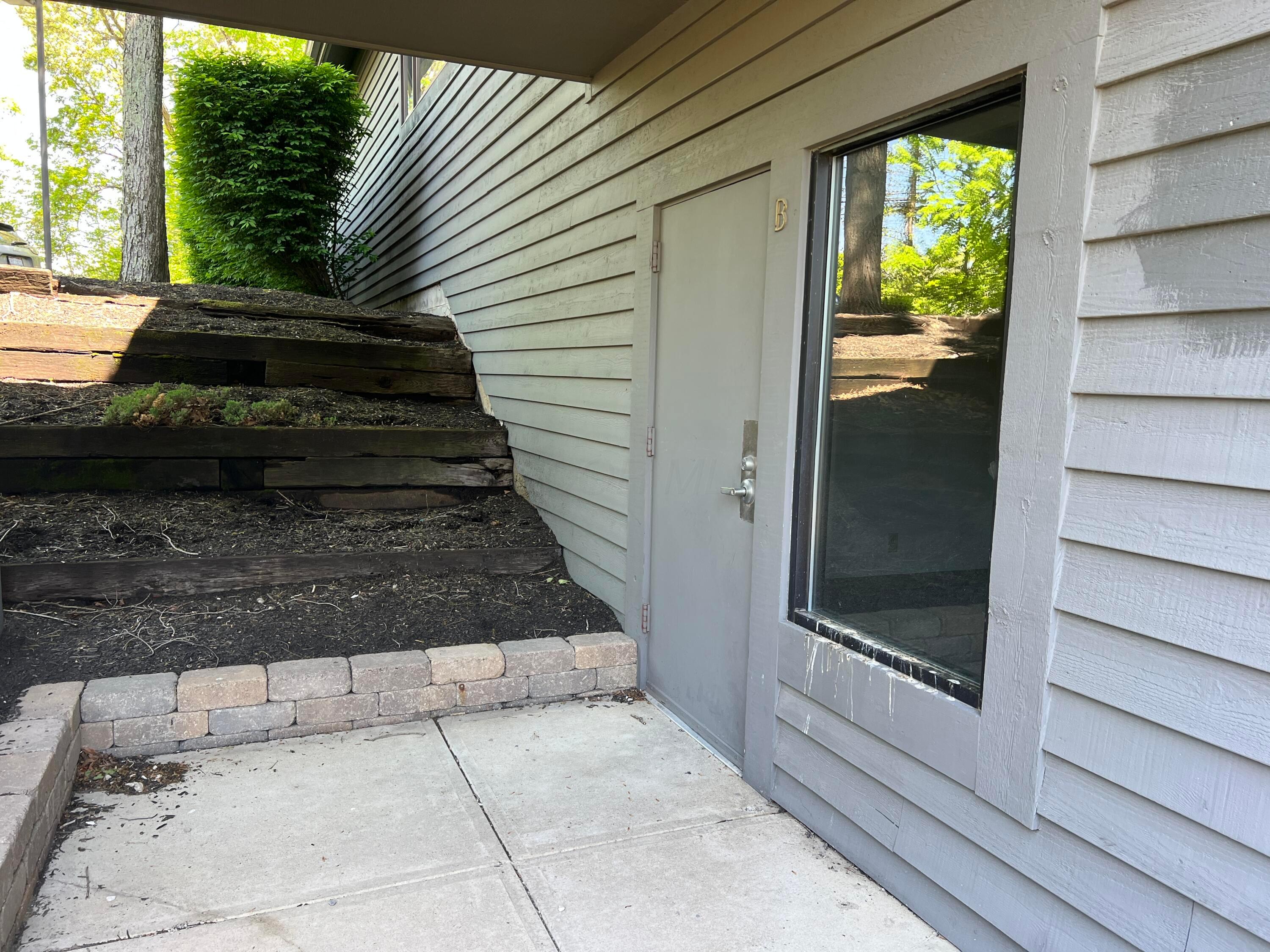 830 E Johnstown Road Property Photo 4