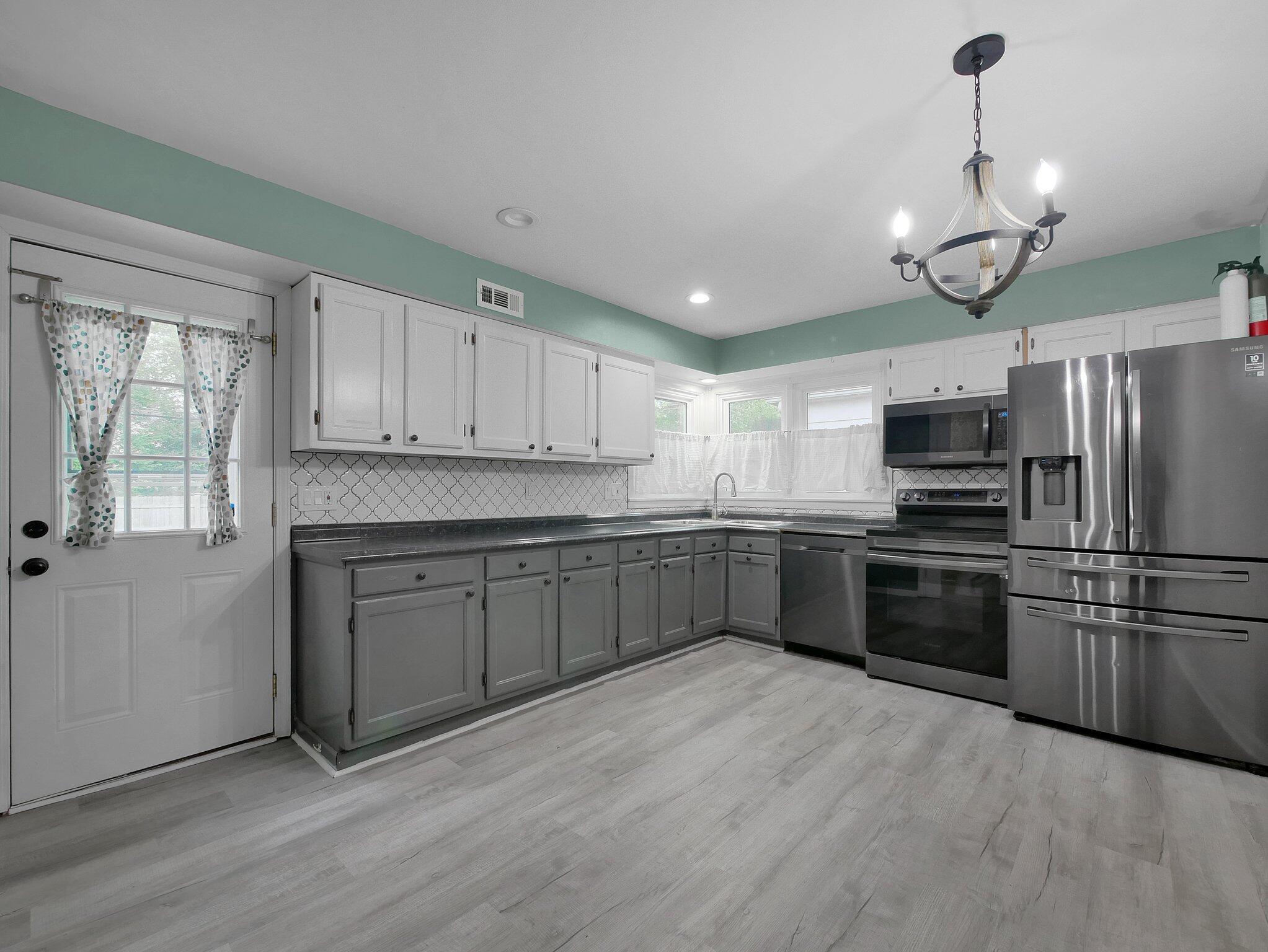 945 Francis Avenue Property Photo 7