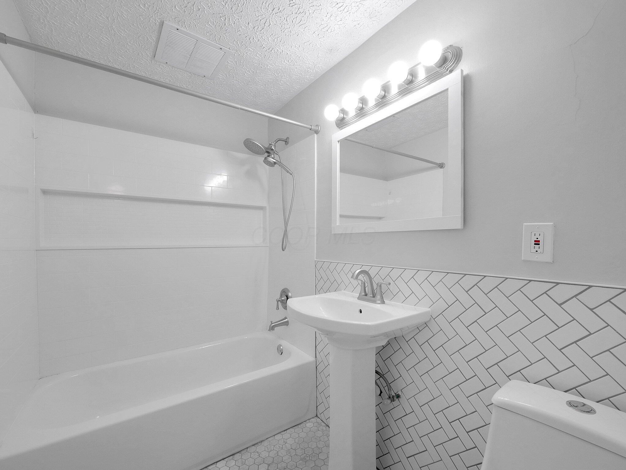 945 Francis Avenue Property Photo 16