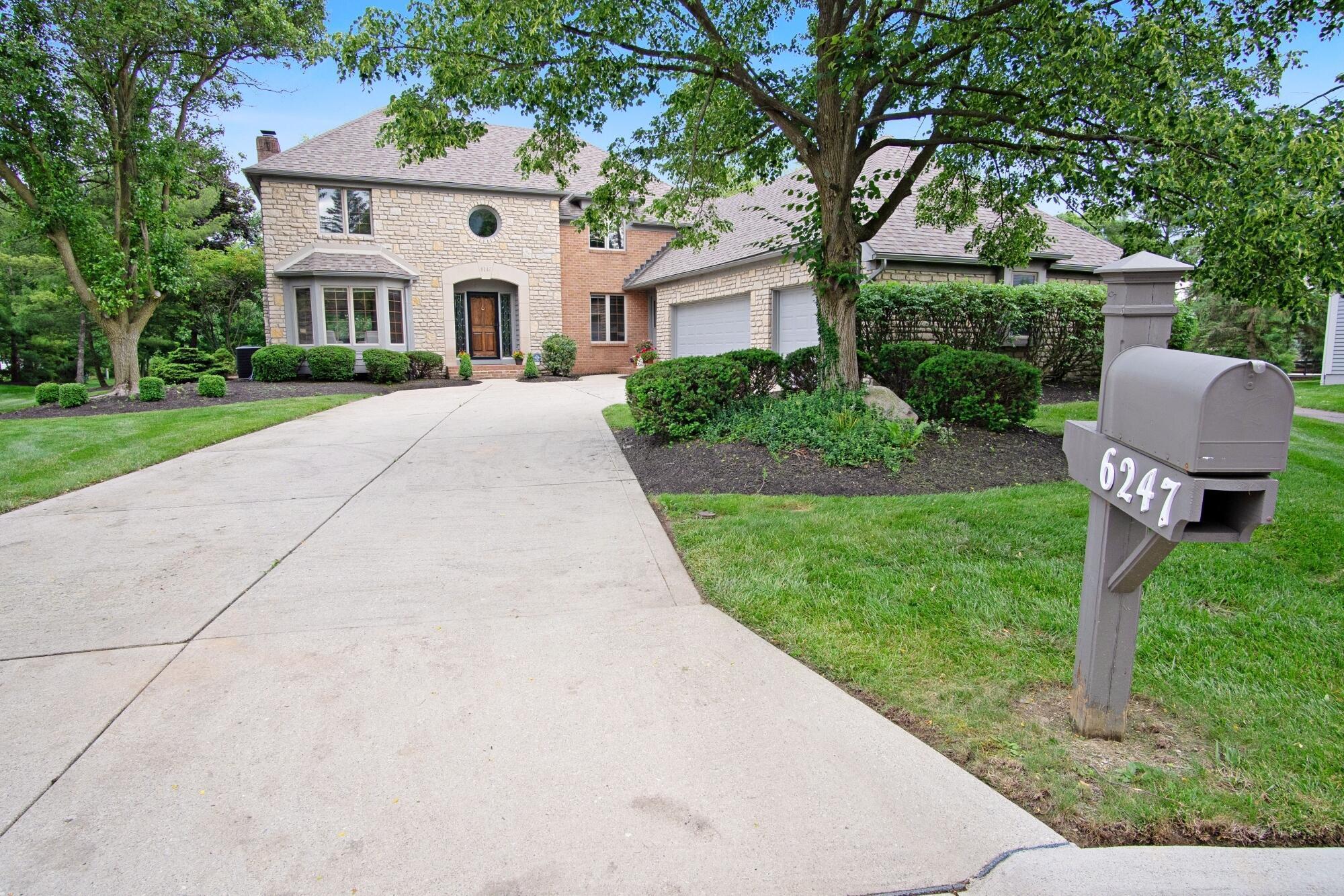 6247 Inverurie Drive W Property Photo 2