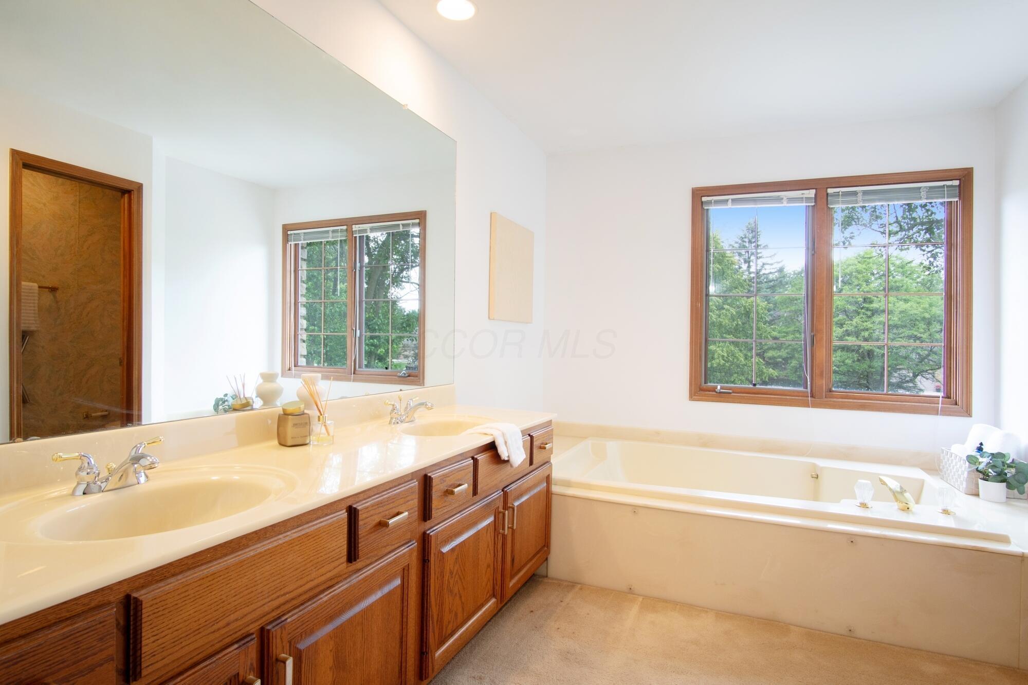 6247 Inverurie Drive W Property Photo 41