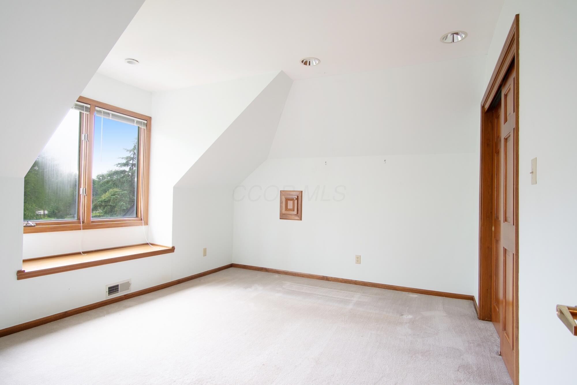 6247 Inverurie Drive W Property Photo 47