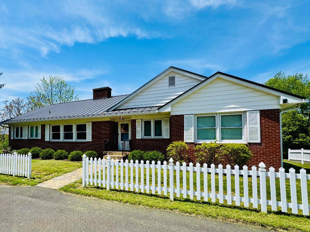 95 Sunset Drive Property Photo 1