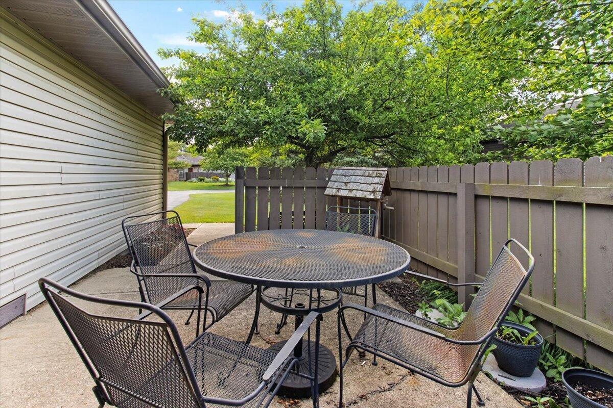 2744 Brittany Oaks Boulevard Property Photo 3