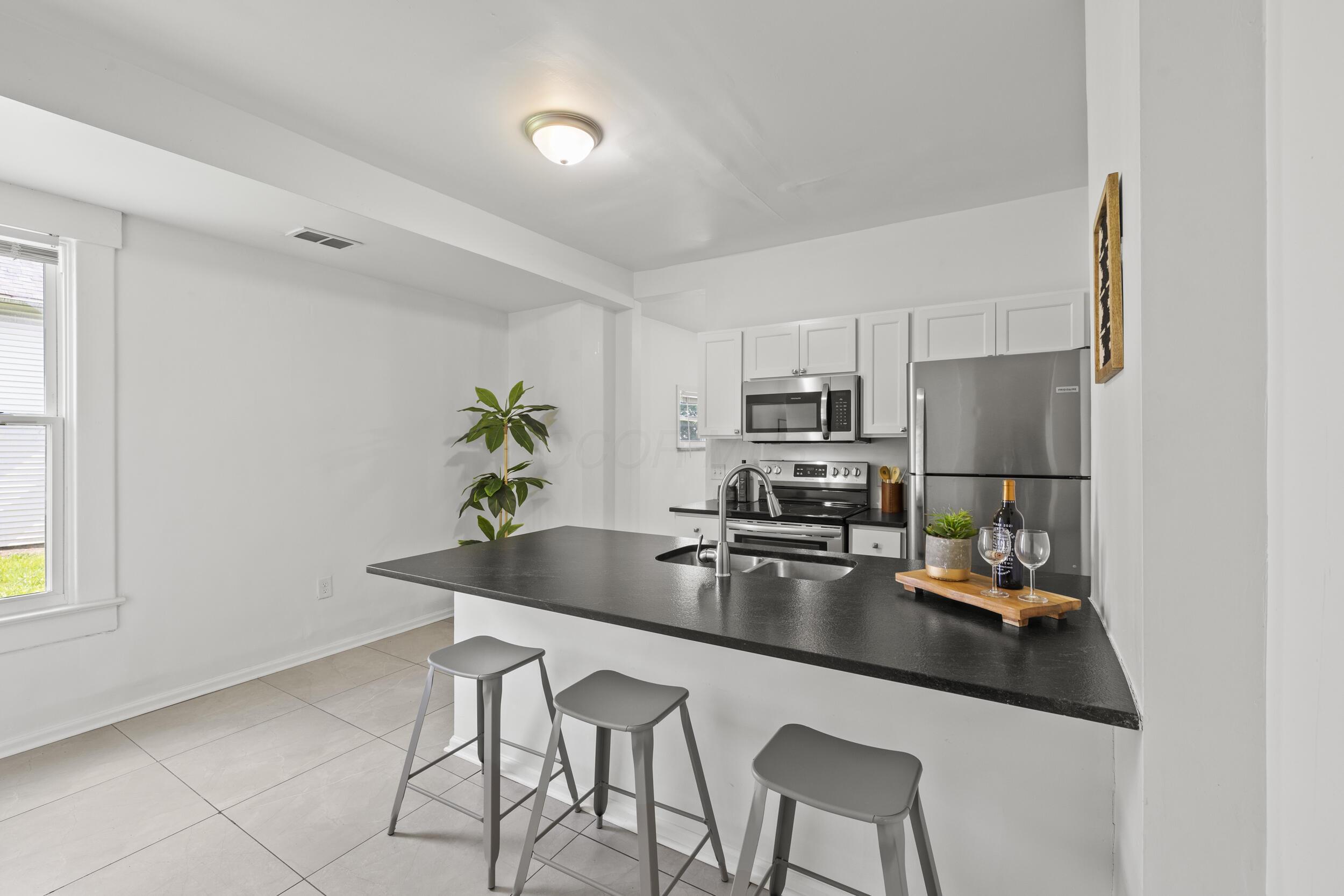 538-540 Kelton Avenue Property Photo 8