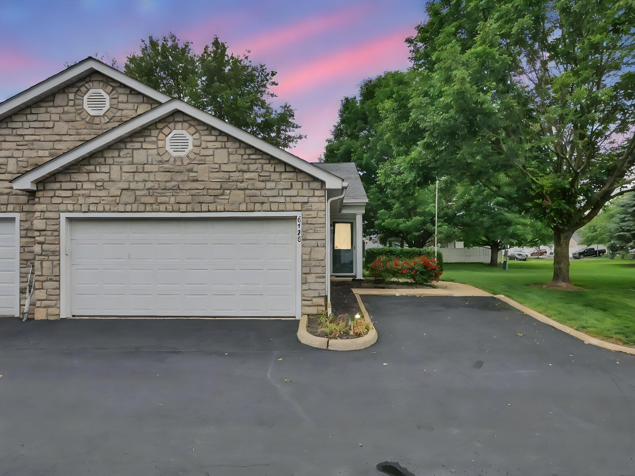 6726 Hamler Drive, 33E Property Photo 1