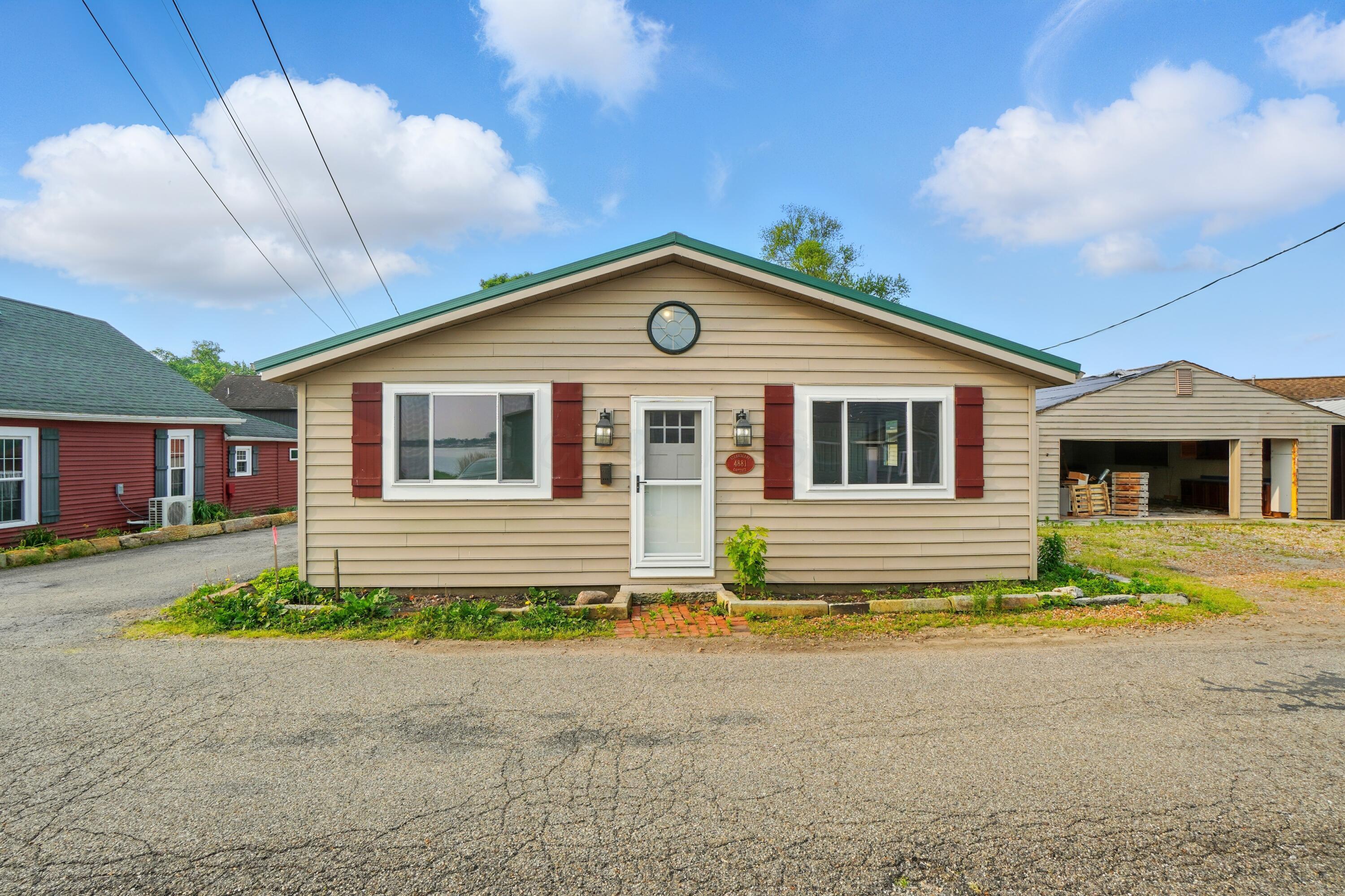 4881 Decker Avenue Ne Property Photo 1