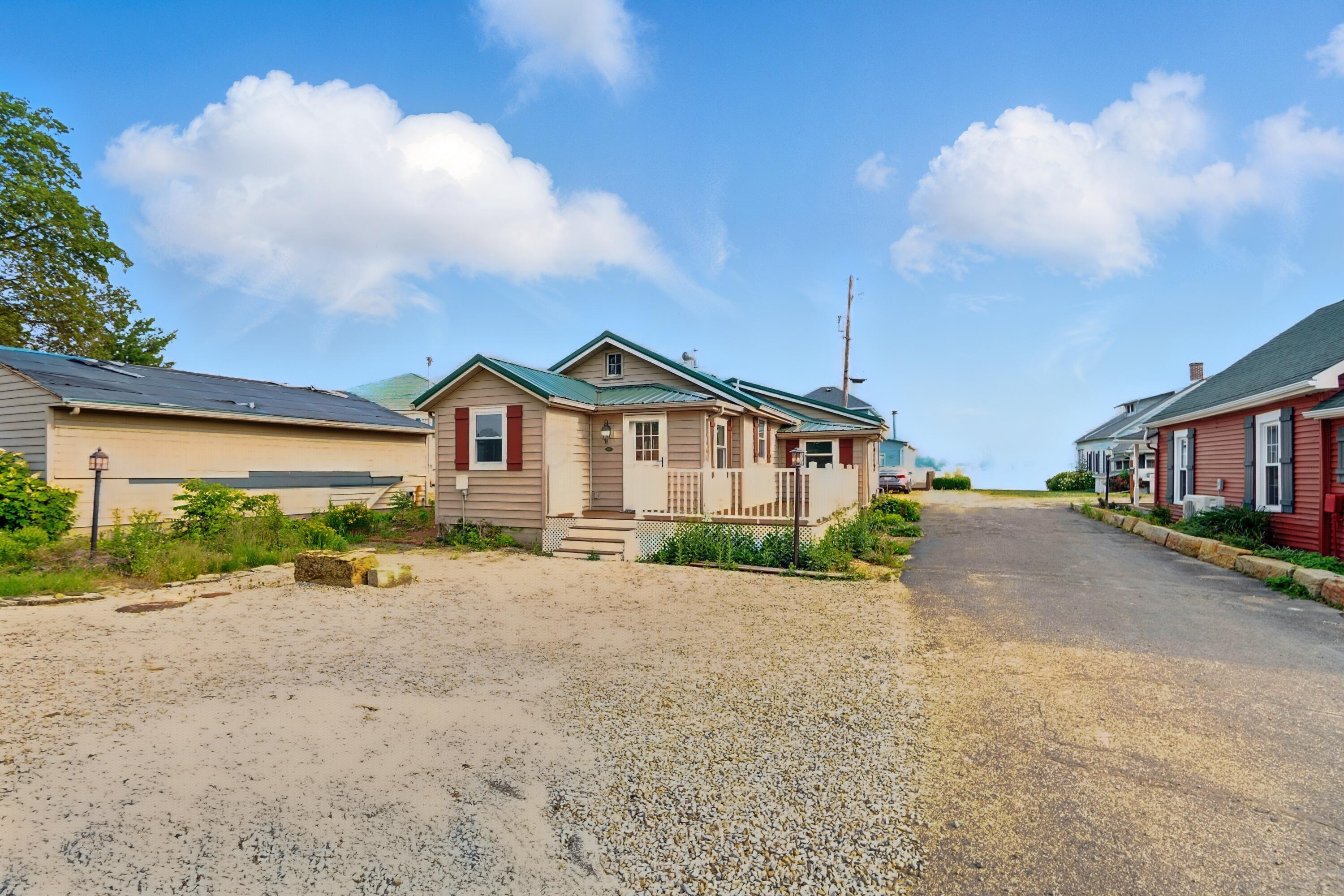 4881 Decker Avenue Ne Property Photo 8