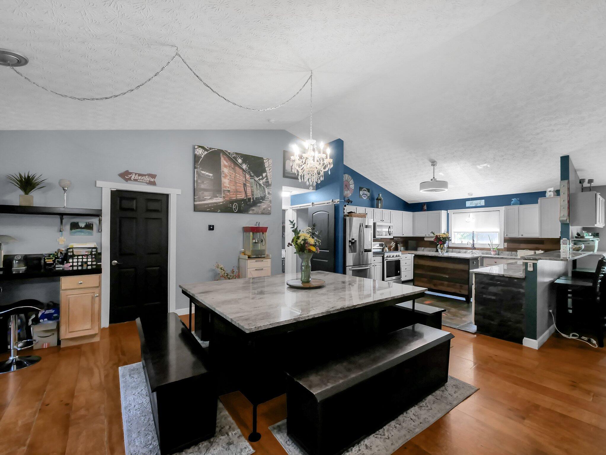 3027 Landen Farm Road W Property Photo 4