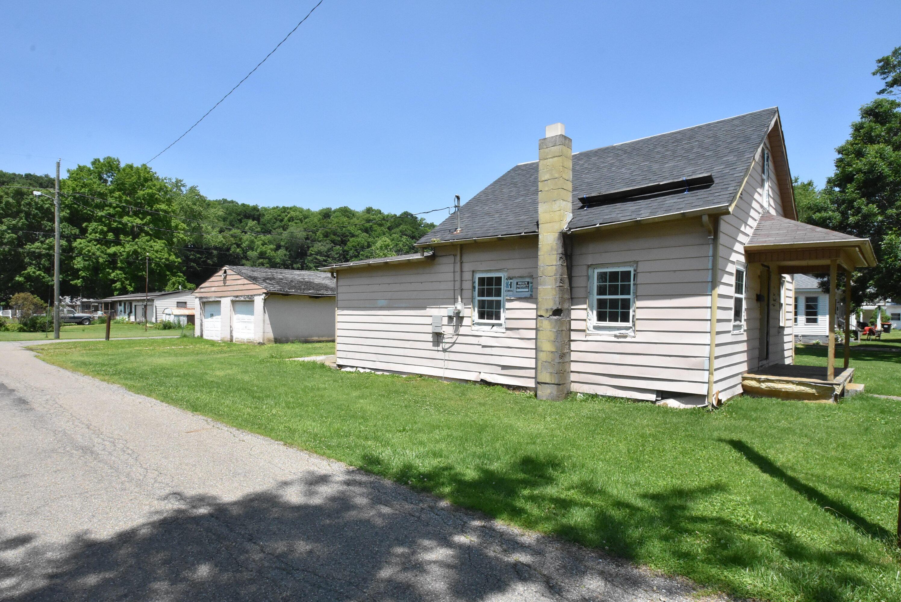 301 Oak Street Property Photo