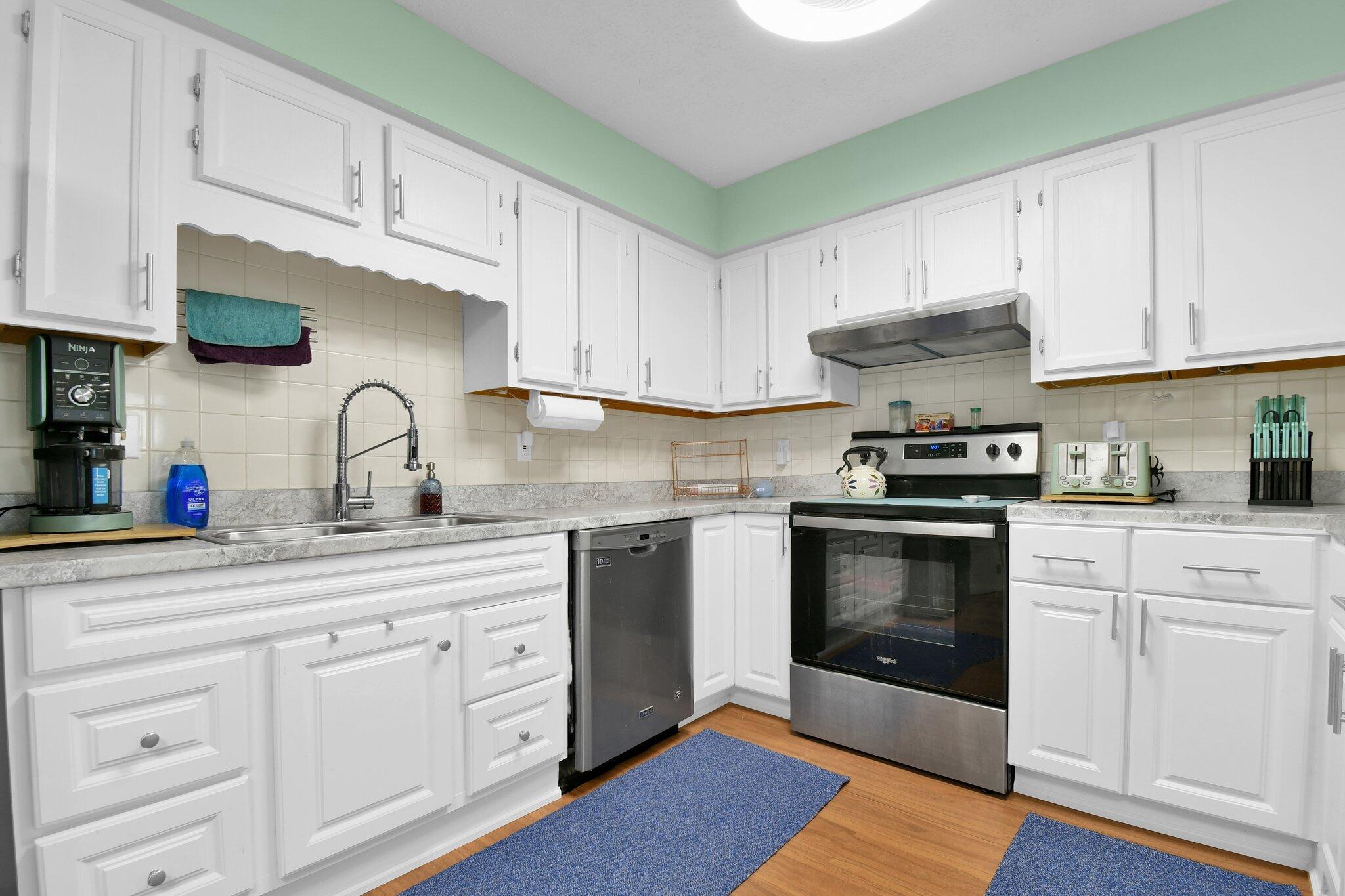 5885 Beechcroft Road, 315 Property Photo 1