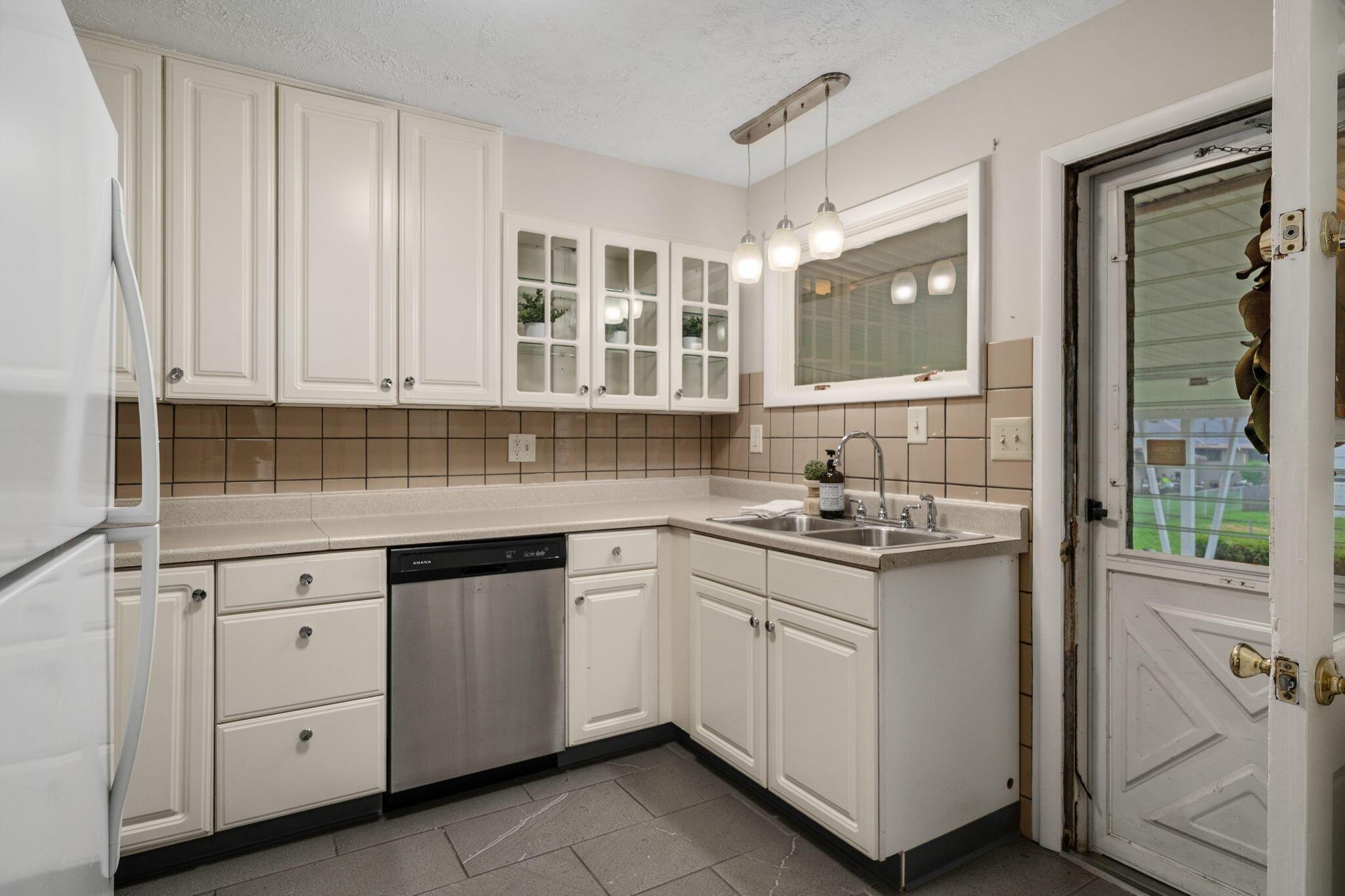 992 S Hague Avenue Property Photo 13