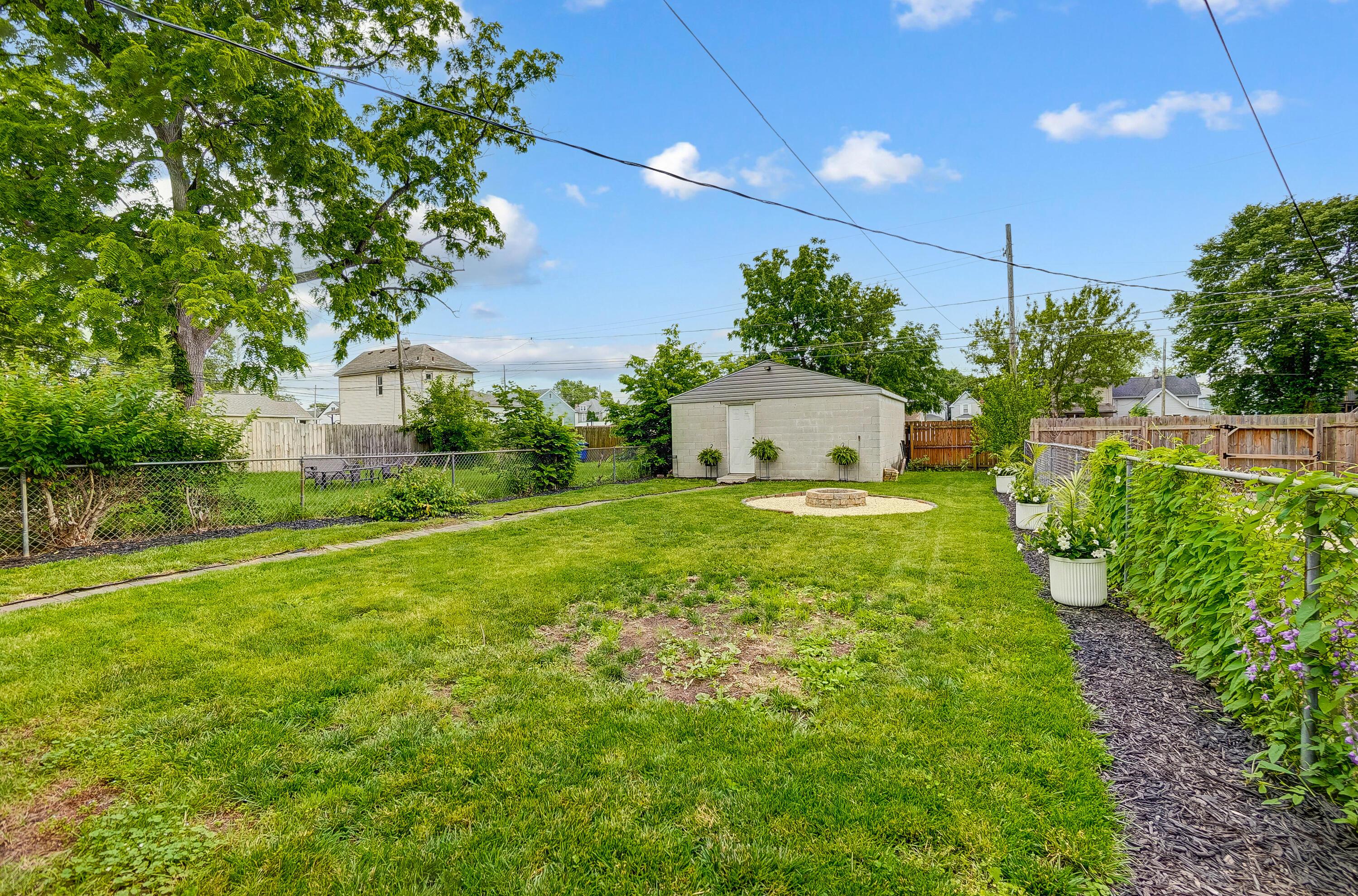 573 E Mithoff Street Property Photo 3