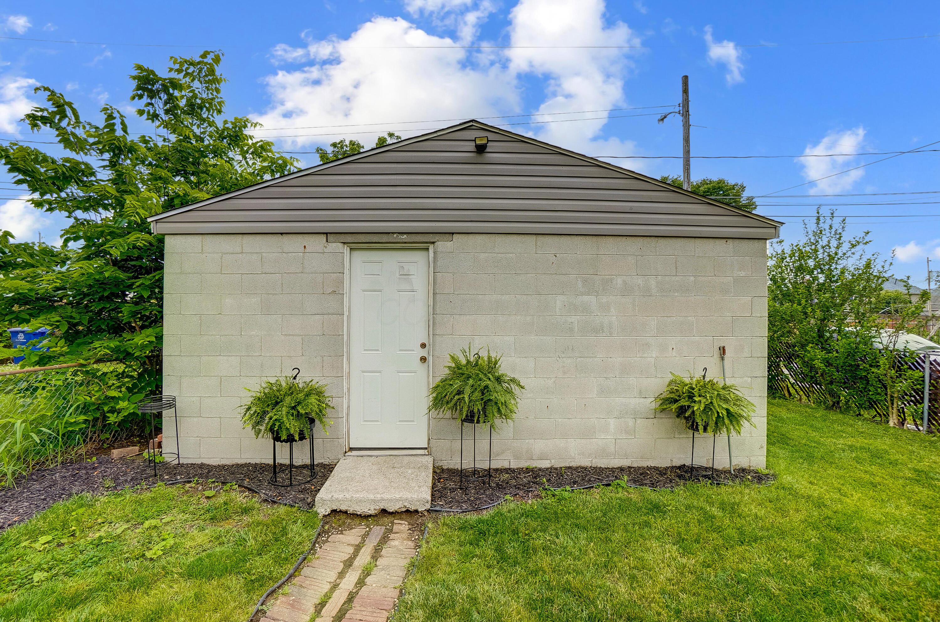 573 E Mithoff Street Property Photo 8