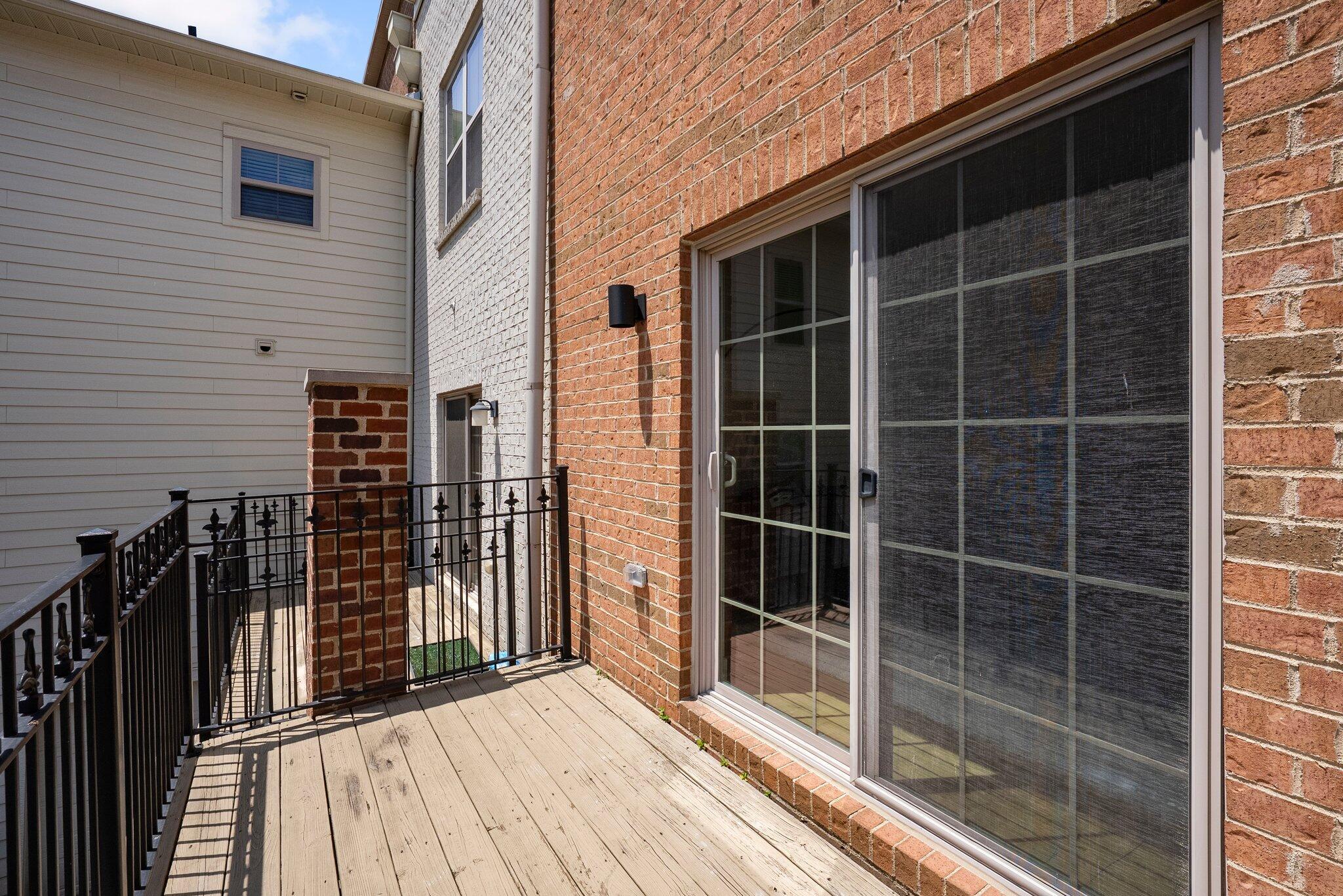 91 W Town Street Property Photo 12