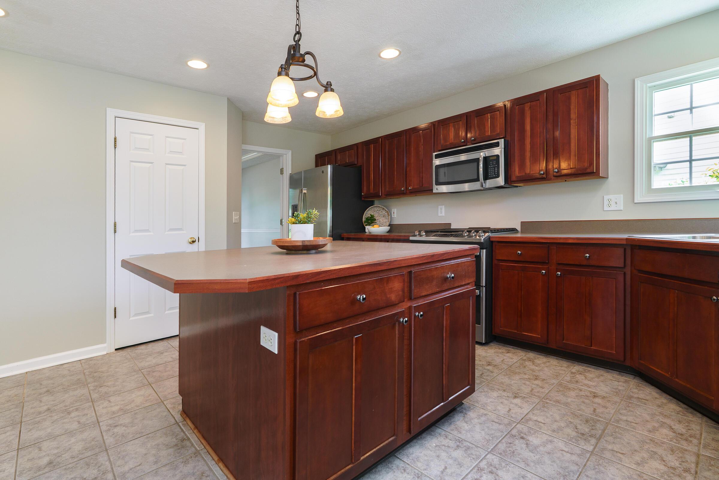 6096 Congressional Drive Property Photo 16