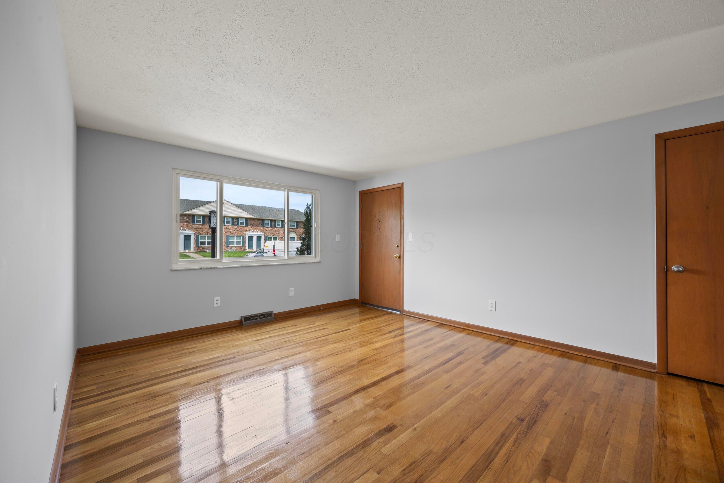 1033 Folkestone Road Property Photo 5