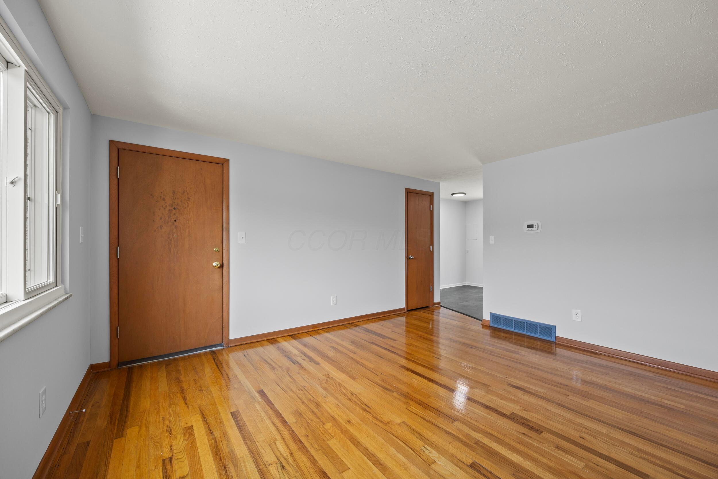 1033 Folkestone Road Property Photo 7