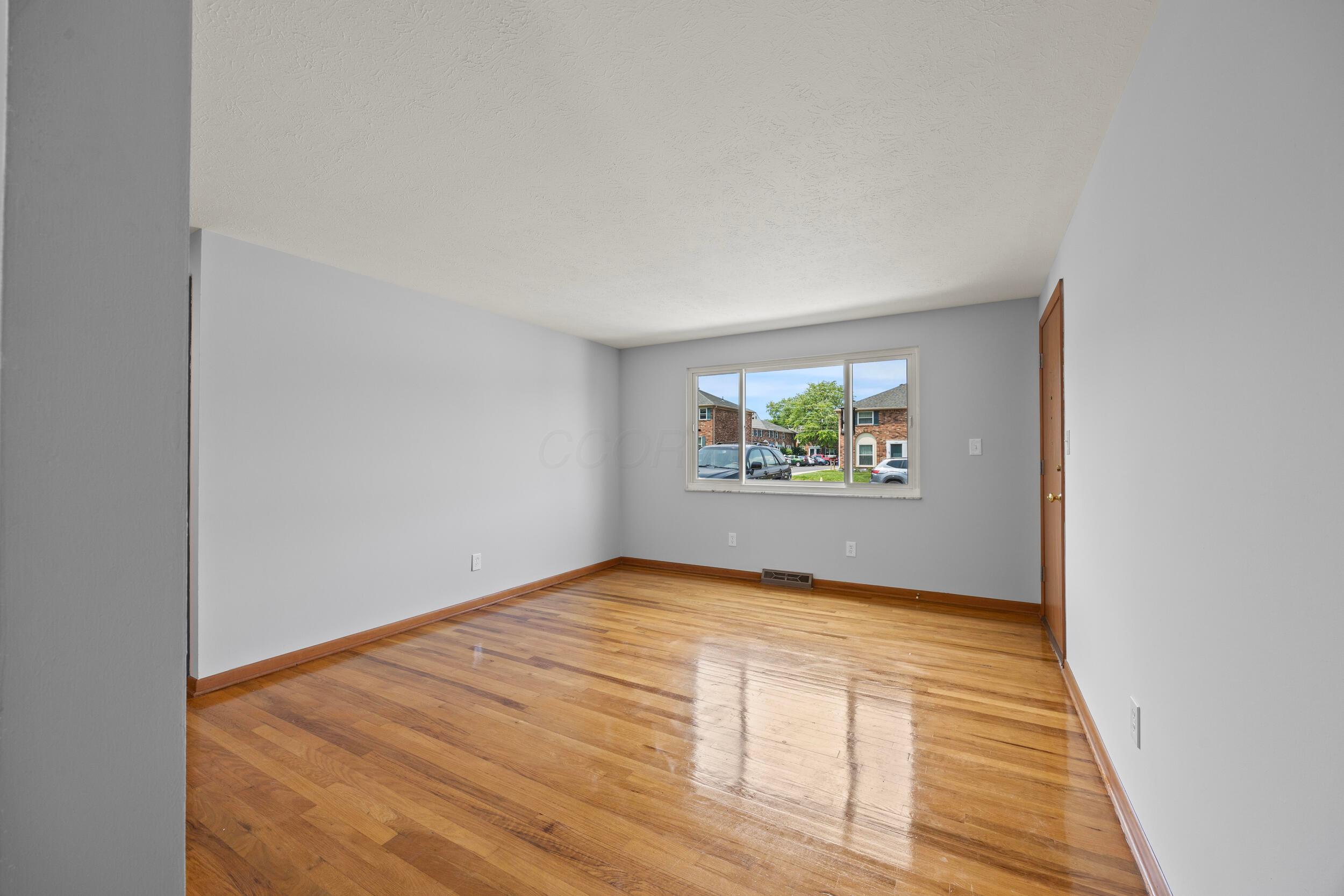 1033 Folkestone Road Property Photo 8