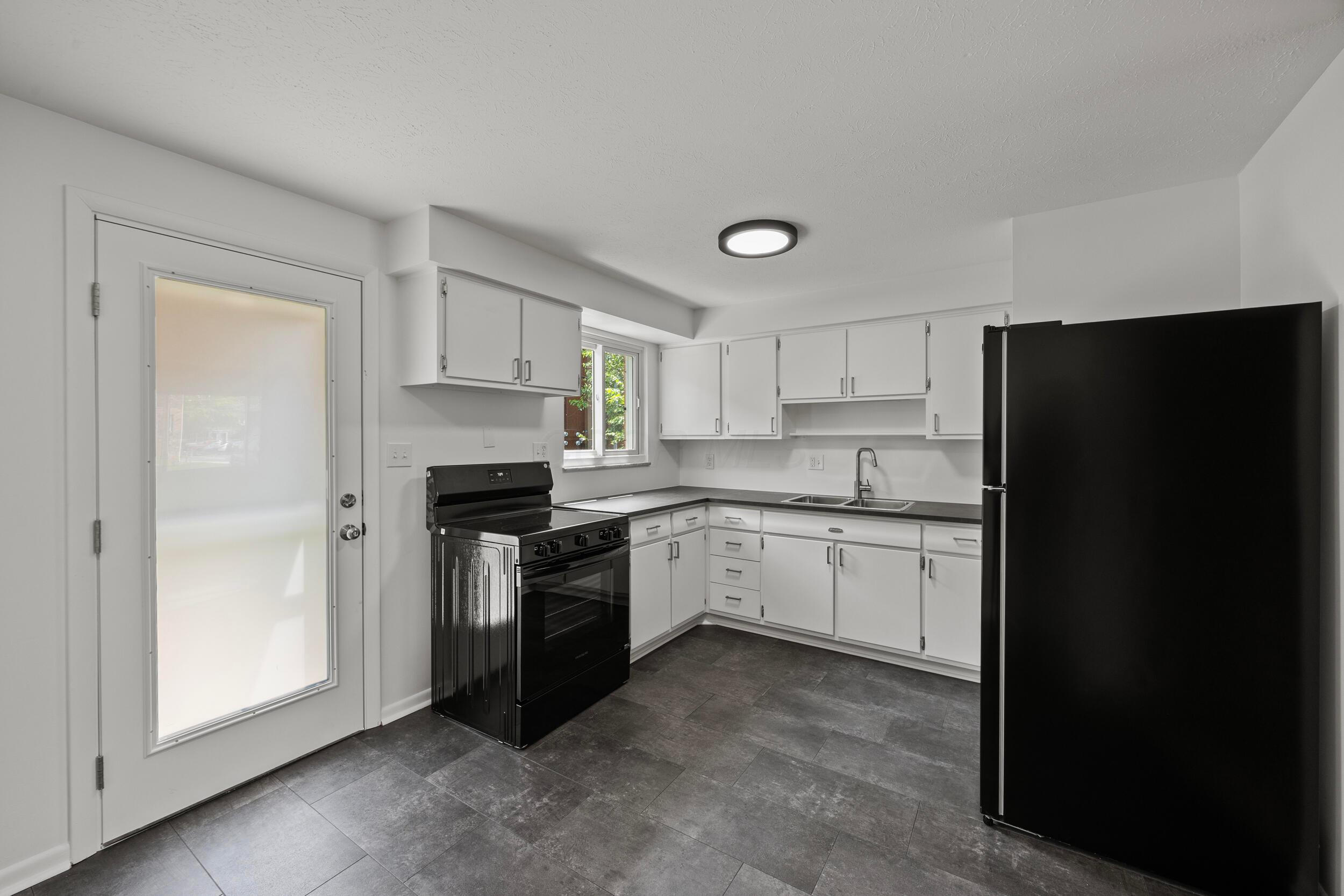 1033 Folkestone Road Property Photo 11