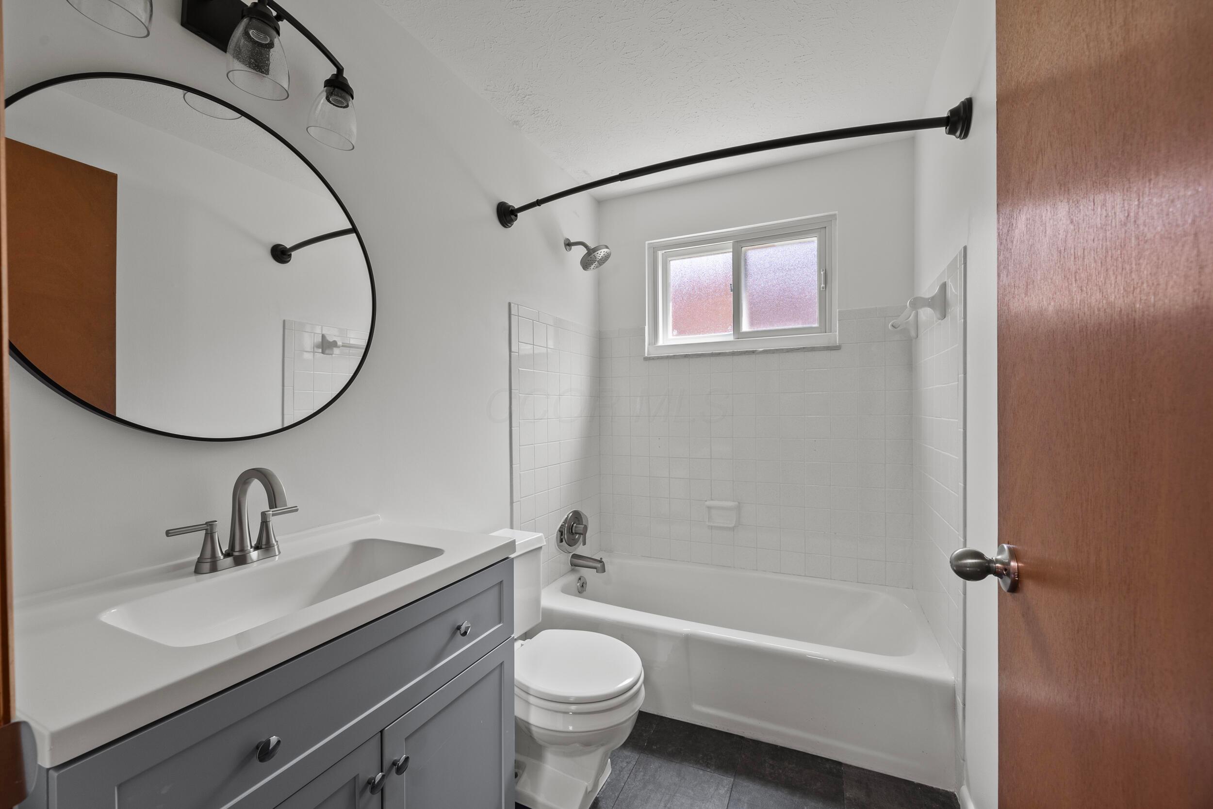 1033 Folkestone Road Property Photo 12