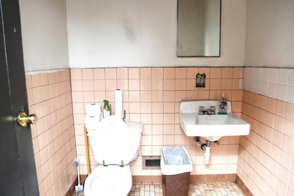 608 W High Street Property Photo 8