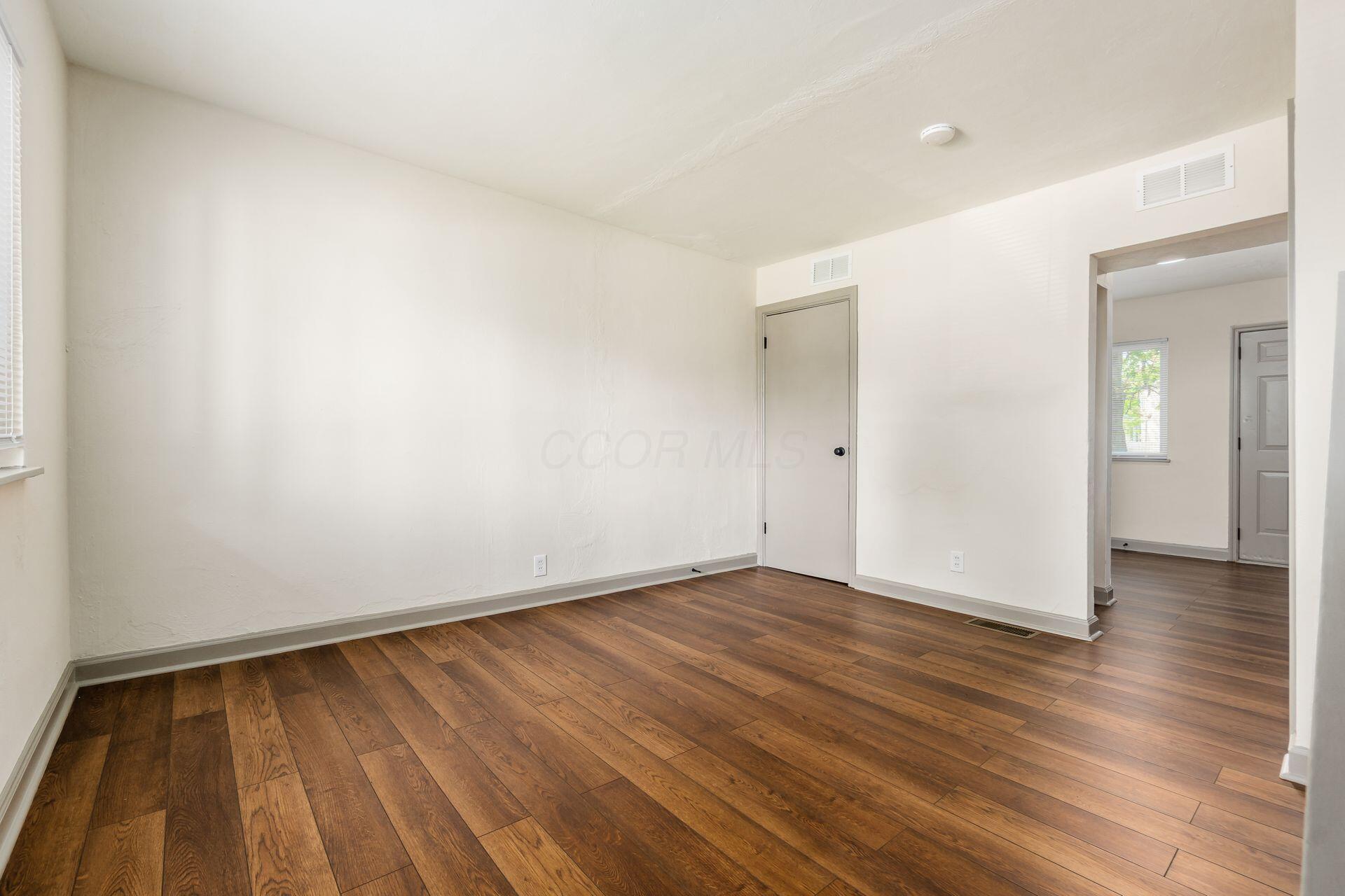 437-441 S Glenwood Avenue Property Photo 9