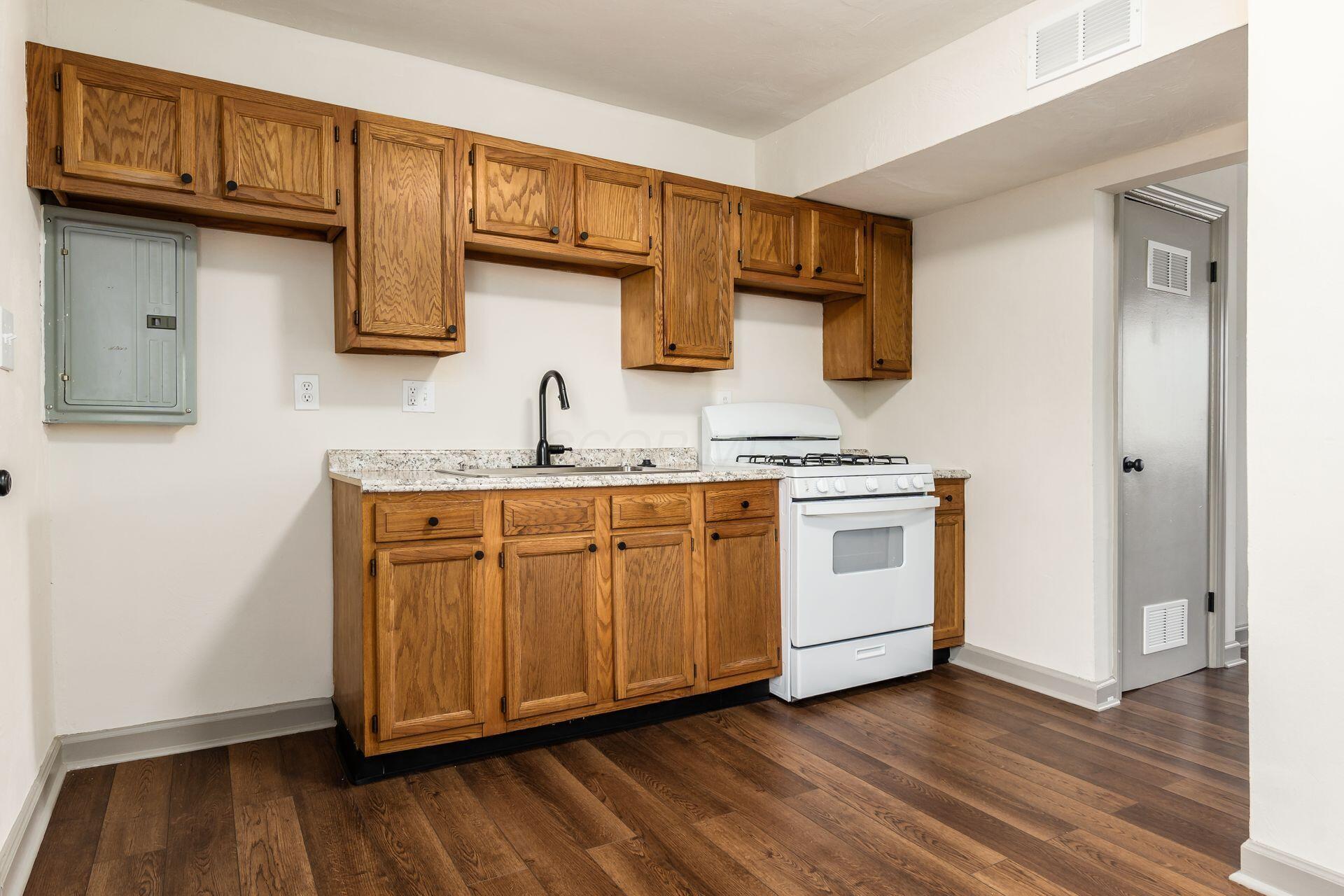 437-441 S Glenwood Avenue Property Photo 15