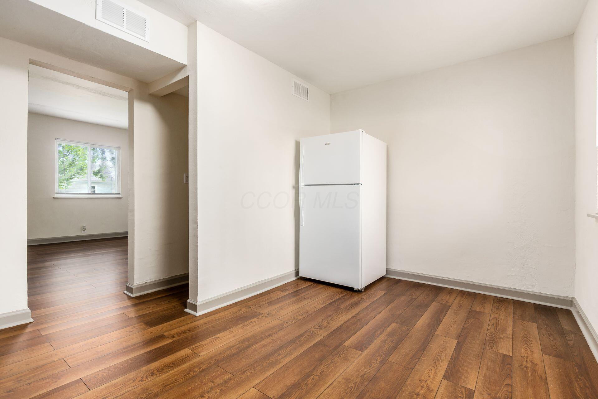 437-441 S Glenwood Avenue Property Photo 16