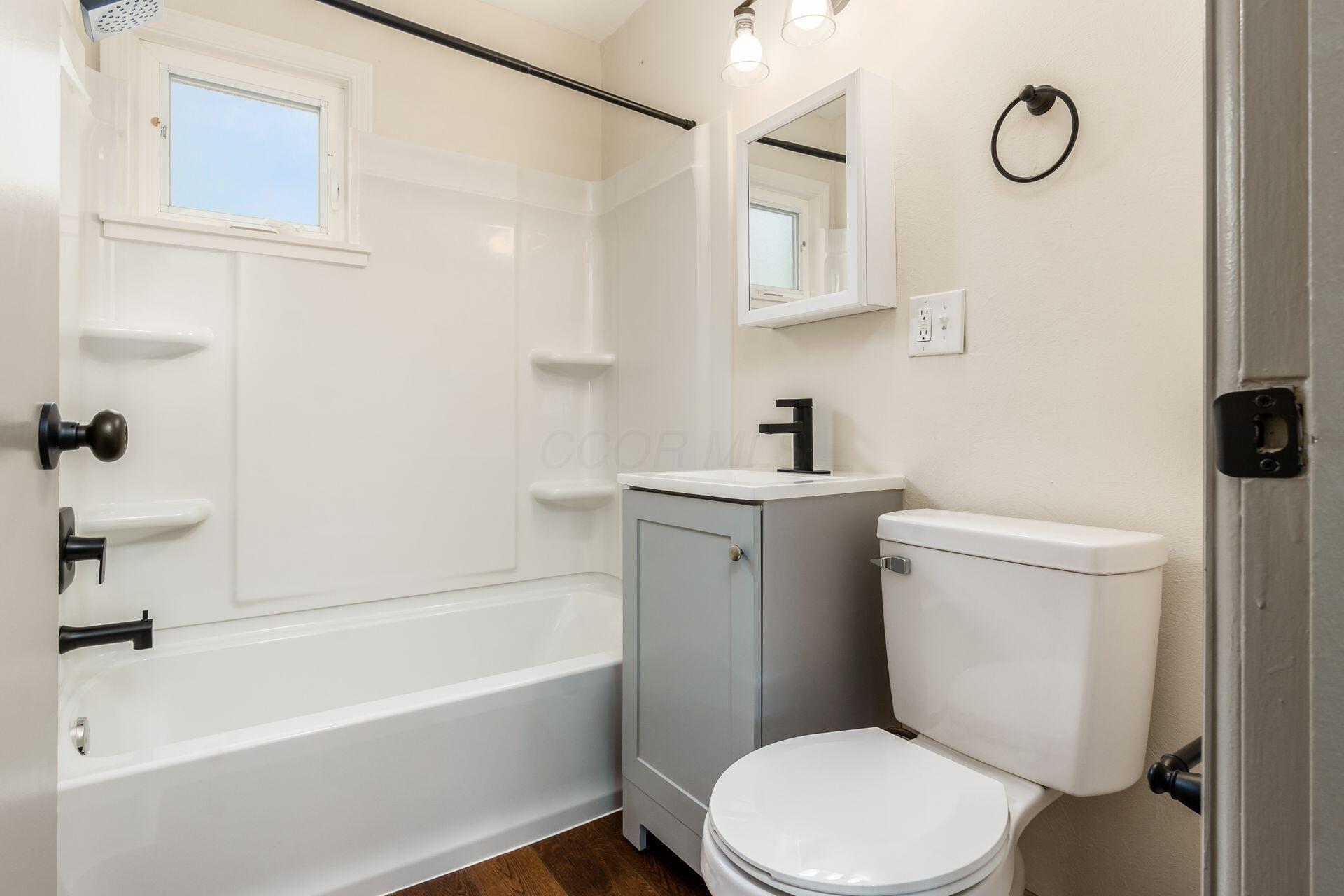 437-441 S Glenwood Avenue Property Photo 18