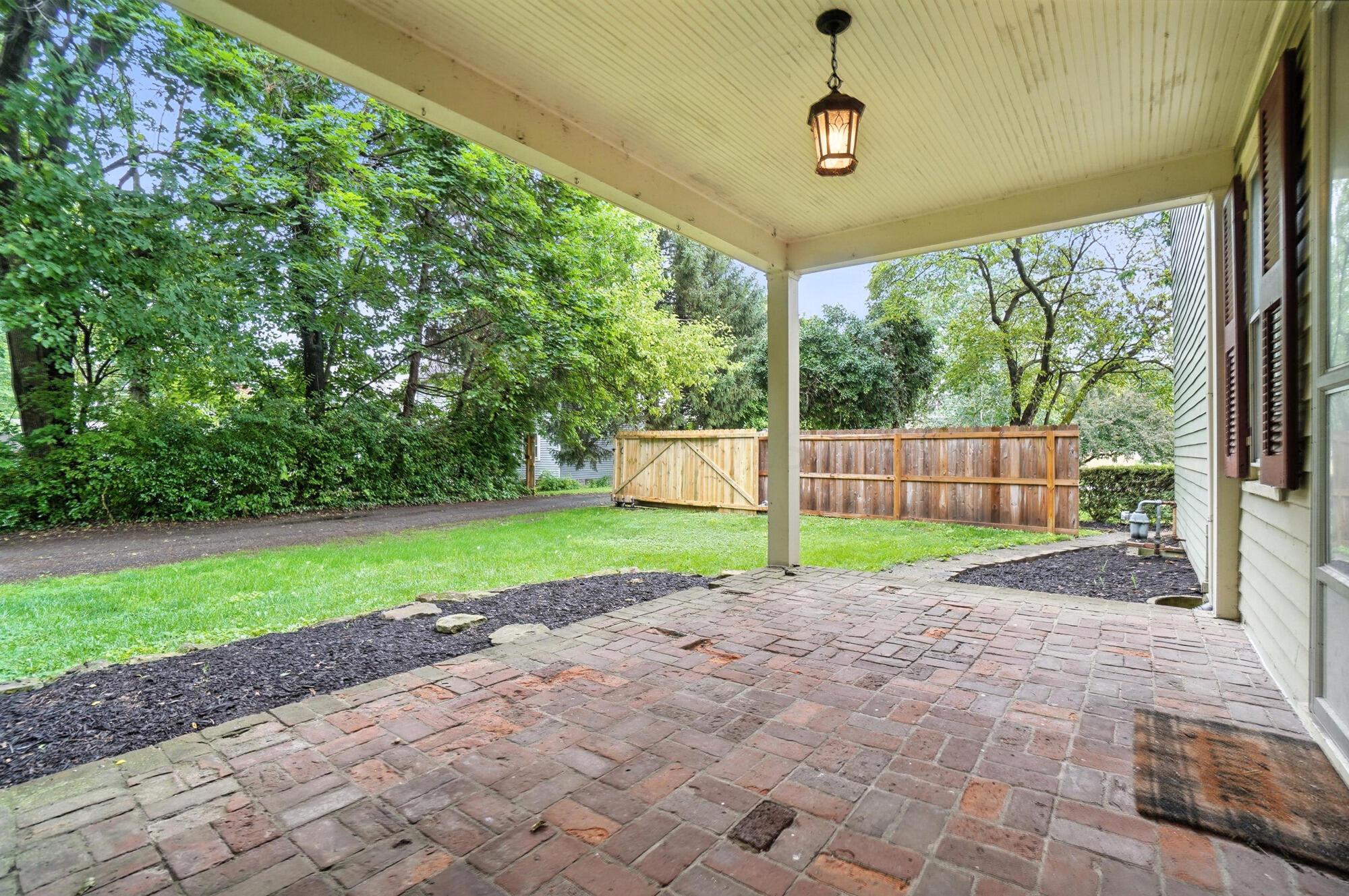 565 Granville Street Property Photo 11