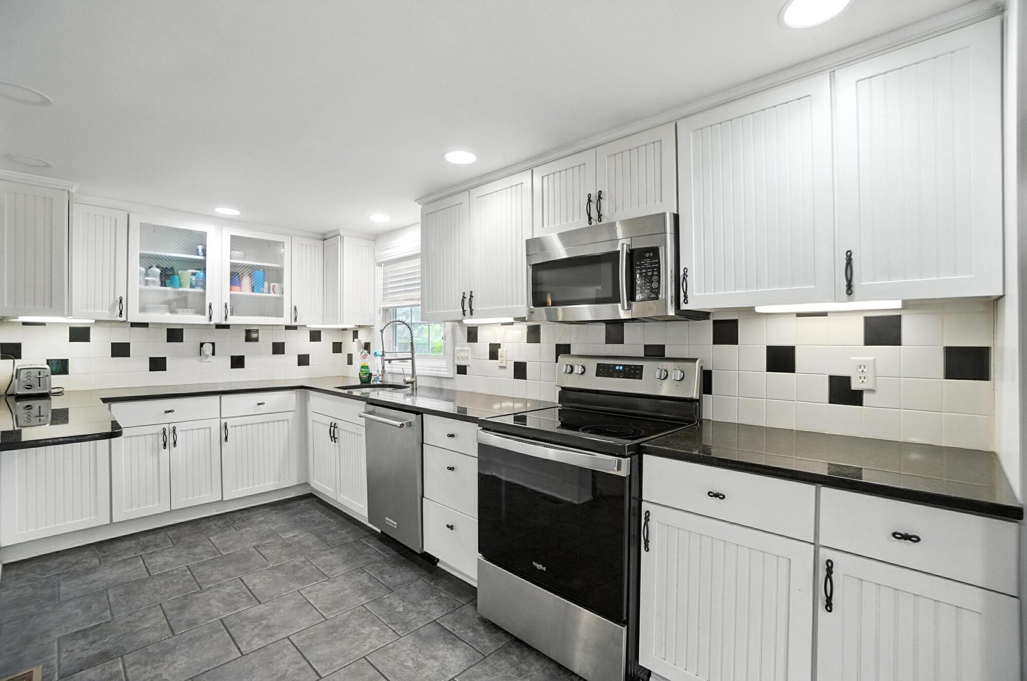 565 Granville Street Property Photo 26