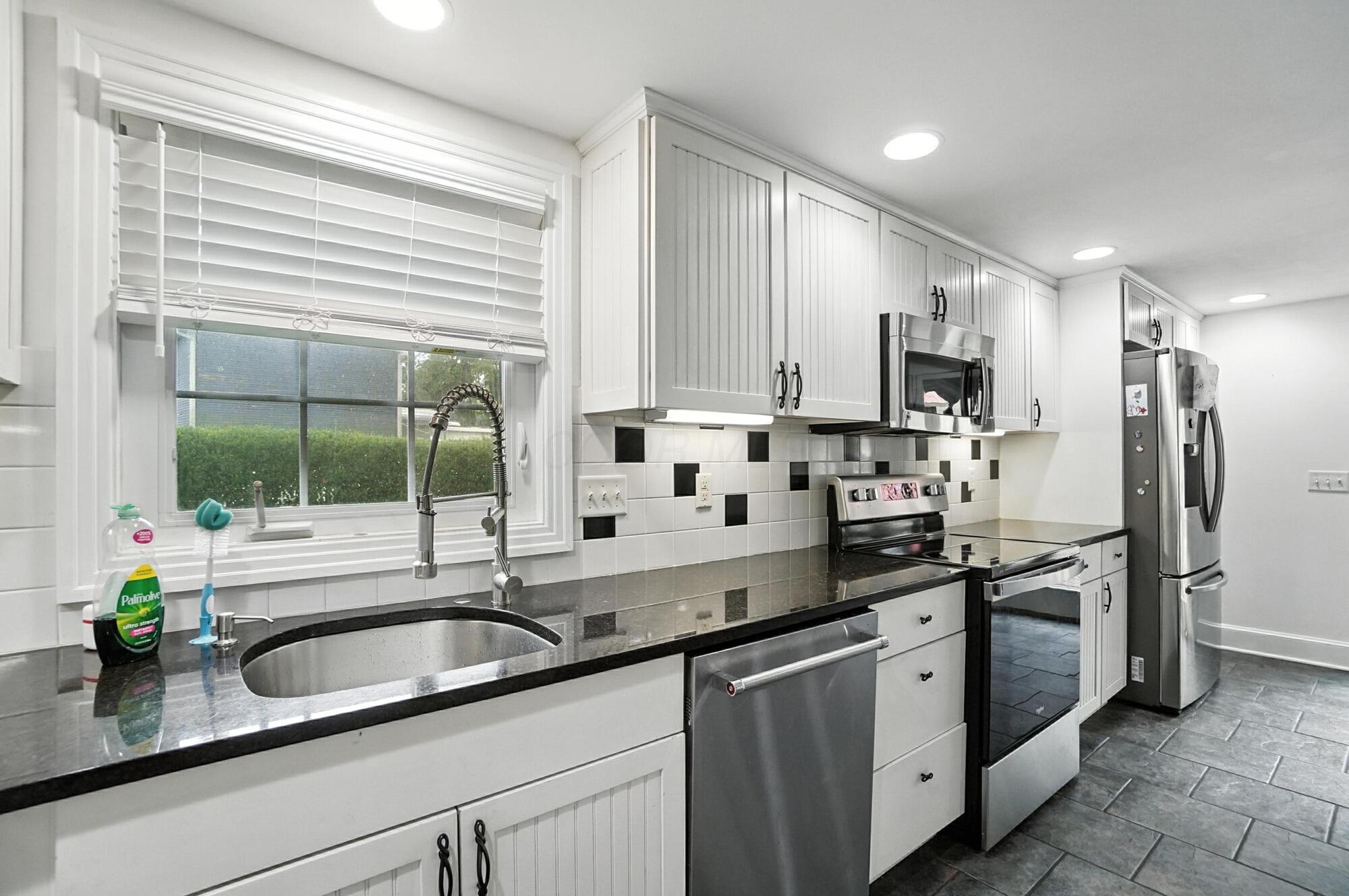 565 Granville Street Property Photo 28