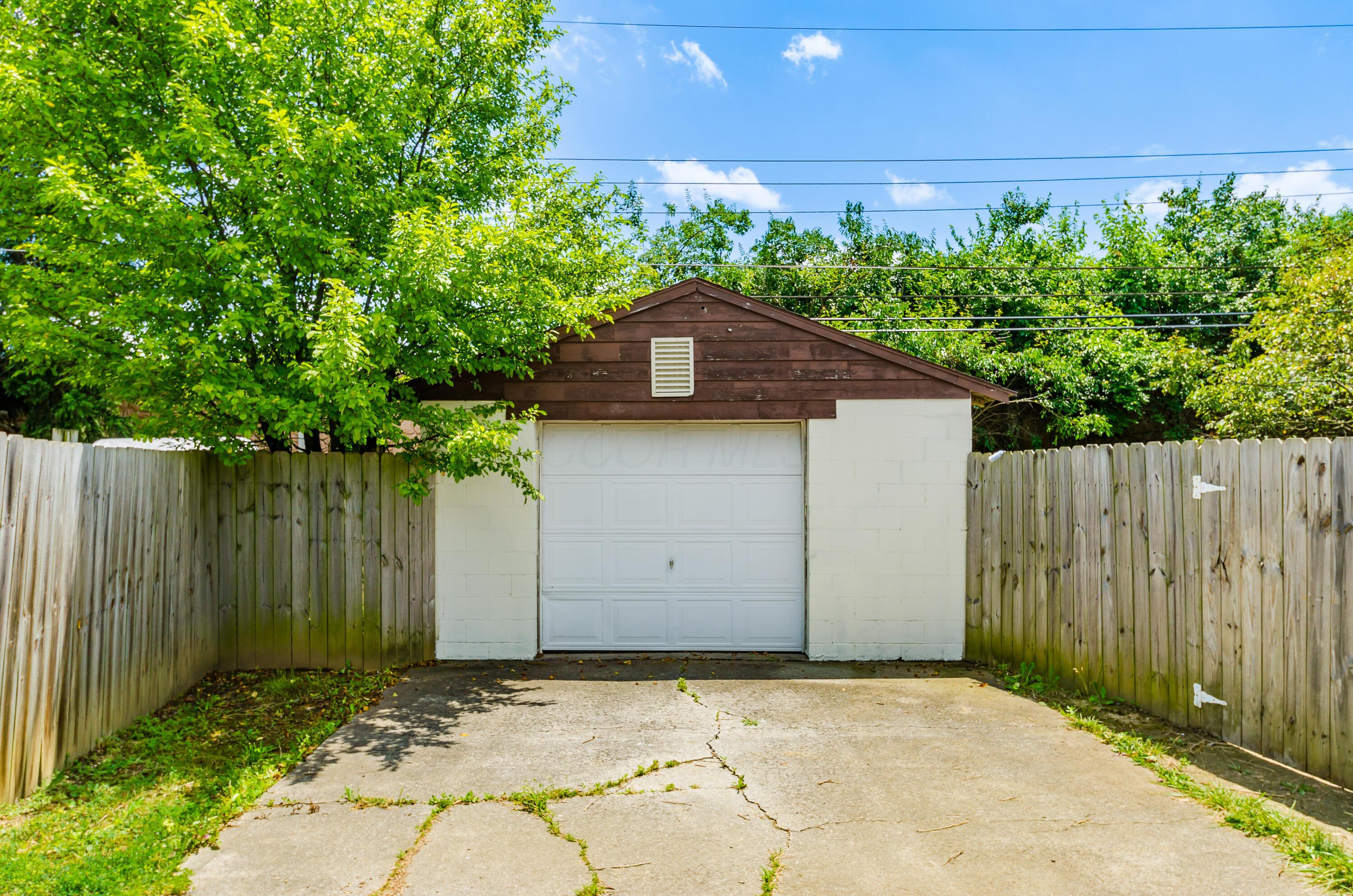 1902 Binbrook Court Property Photo 3