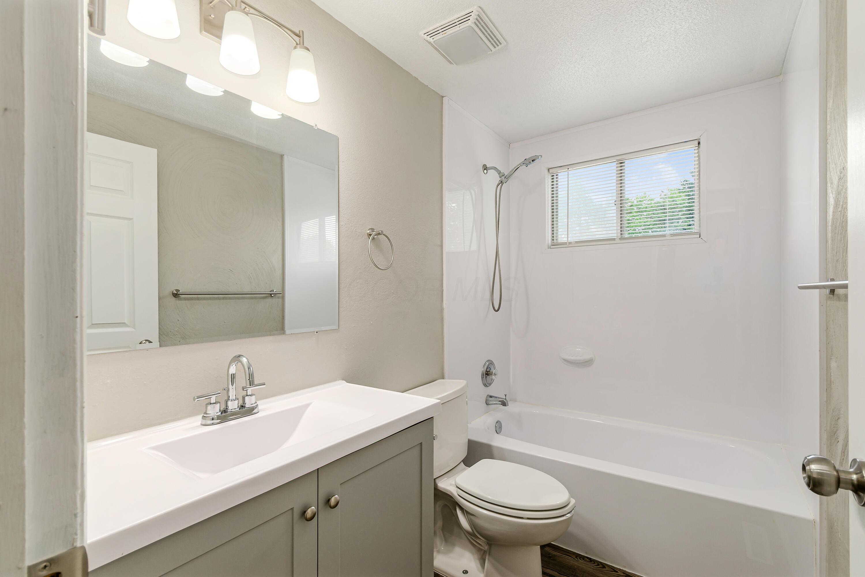 1902 Binbrook Court Property Photo 12