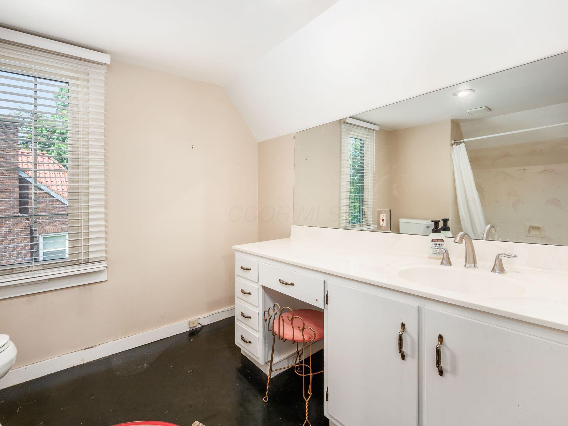 2629 E Broad Street Property Photo 54