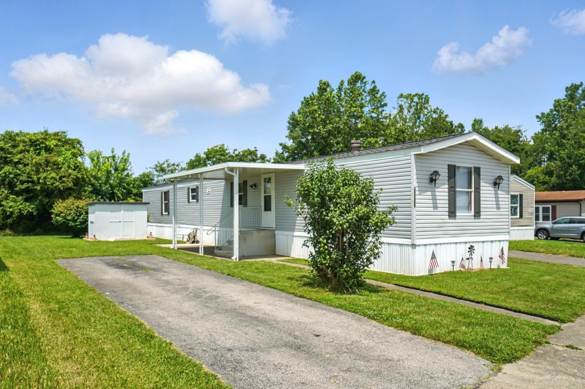 121 Greenbriar Lane W Property Photo 1