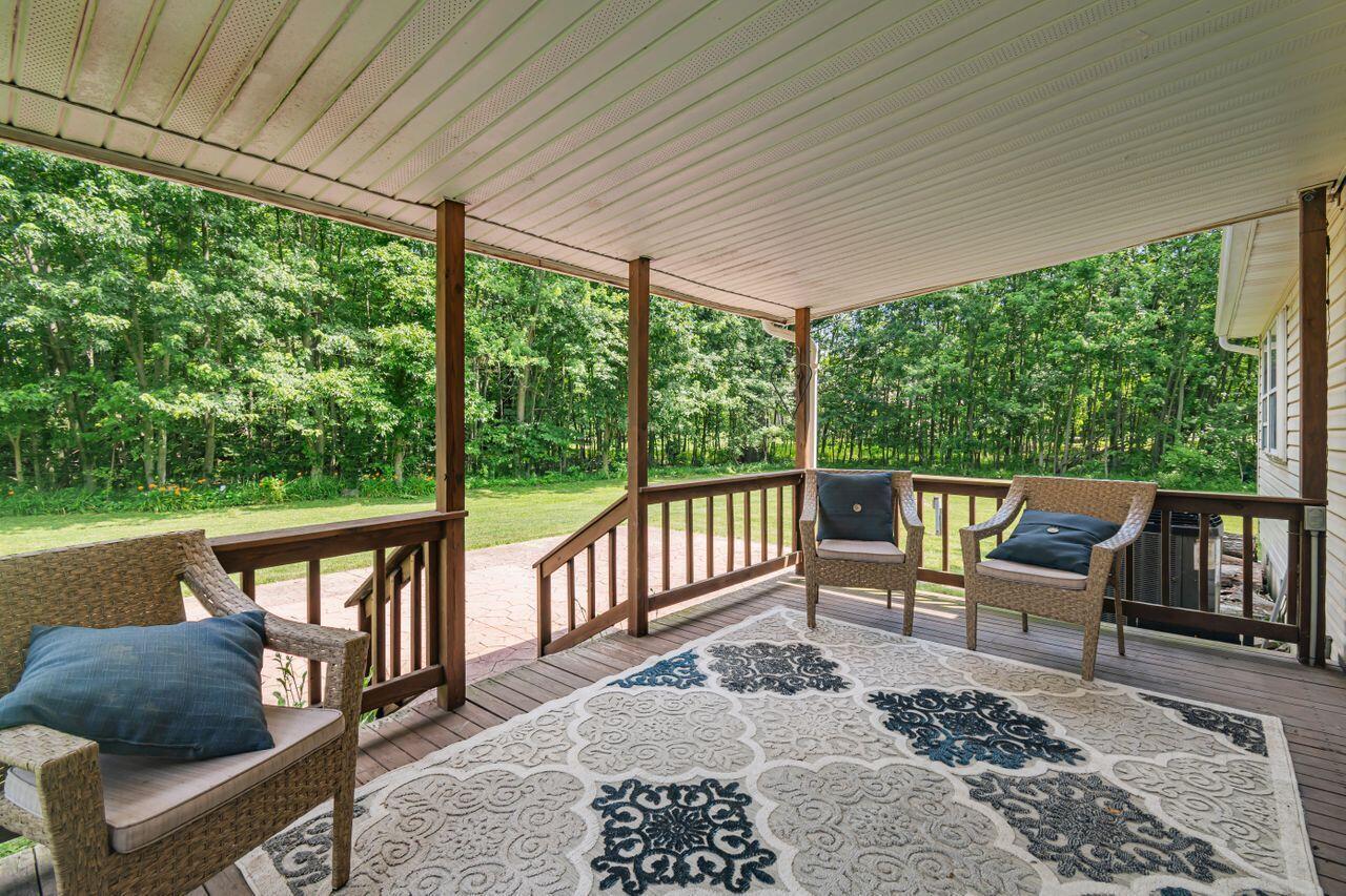 7472 Davis Road Property Photo 5