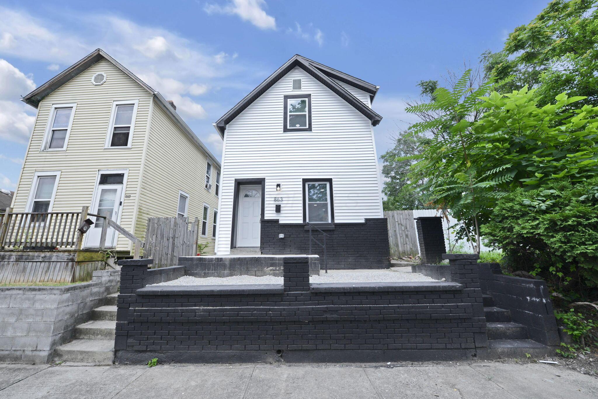 863 Carpenter Street Property Photo 1
