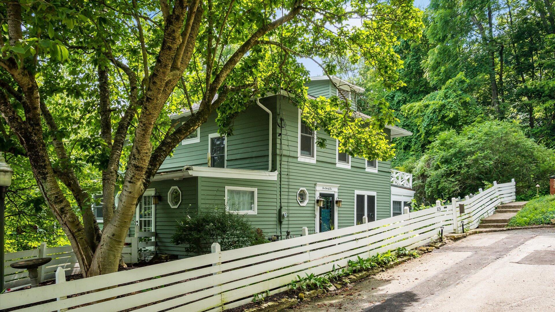 525 W College Street Property Photo 1