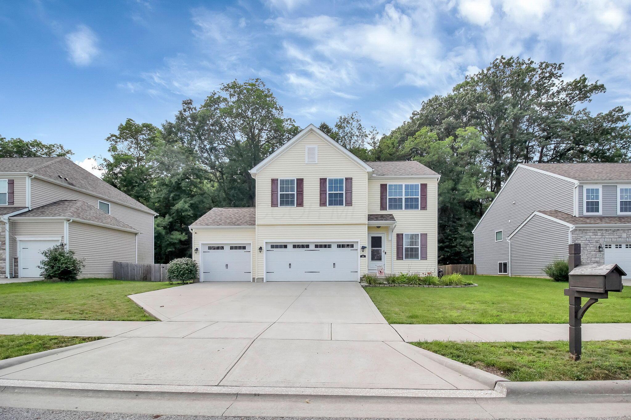 215 Mannaseh Drive W Property Photo 1