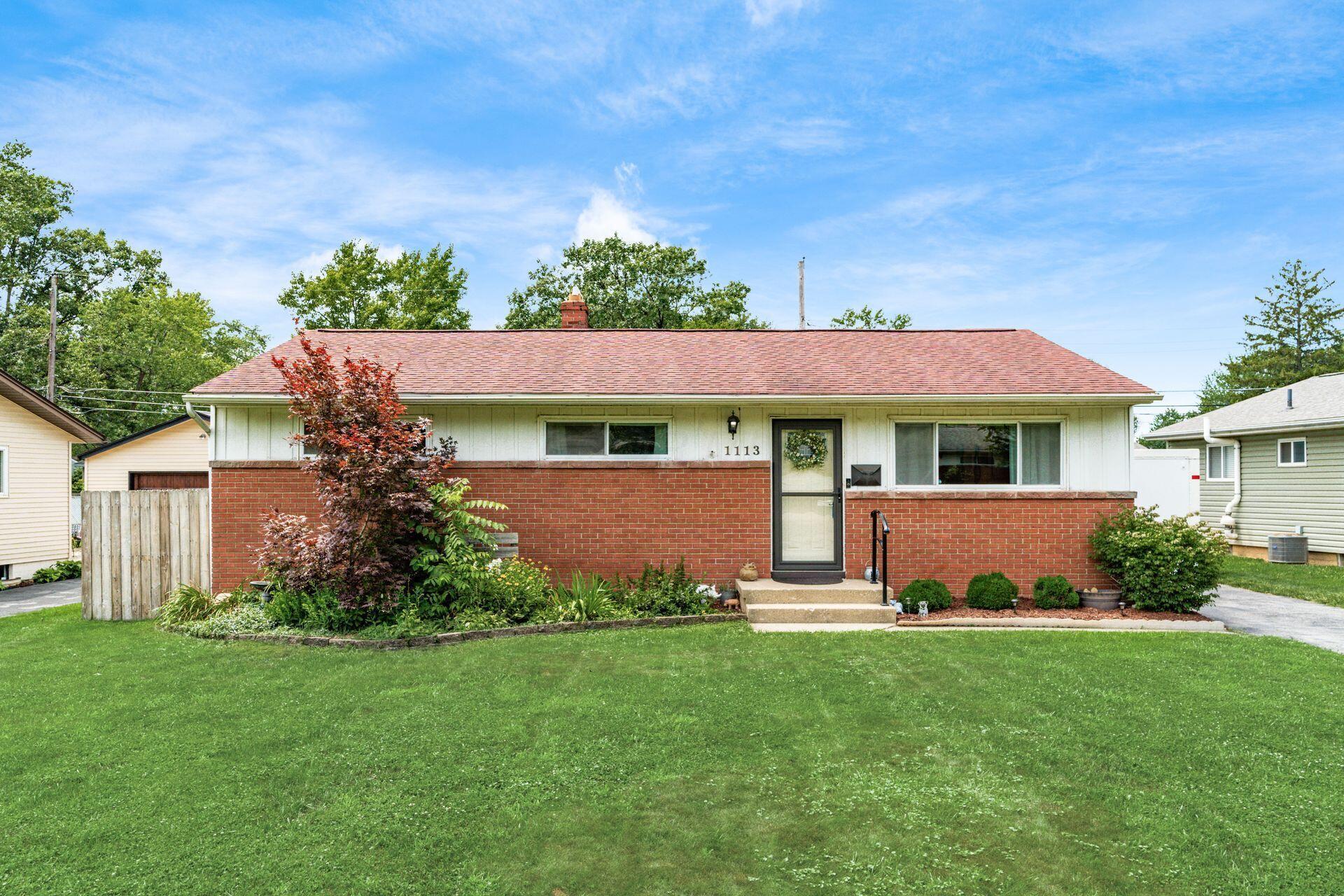 1113 Roundelay Road E Property Photo 1