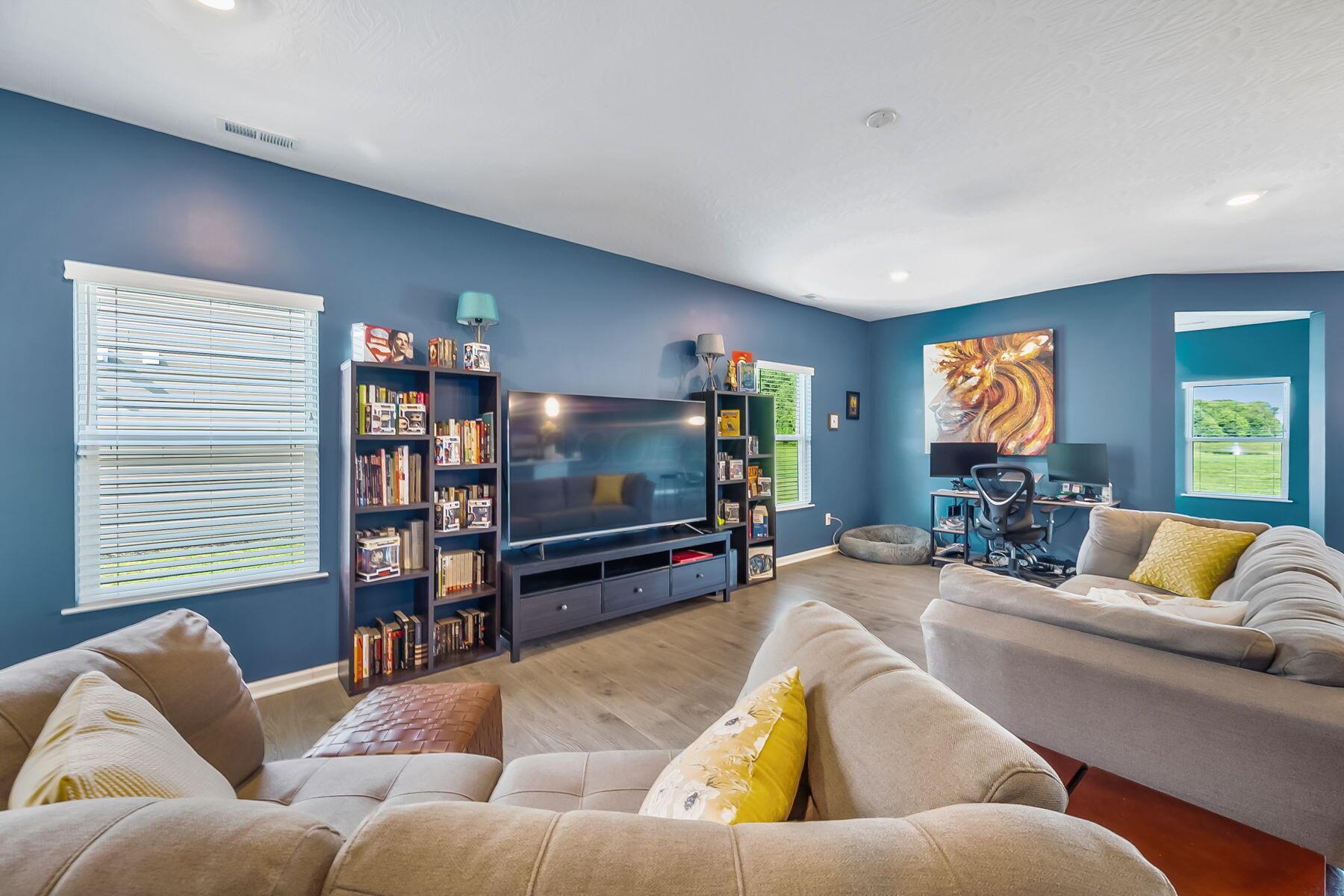 298 Mannaseh Drive W Property Photo 5