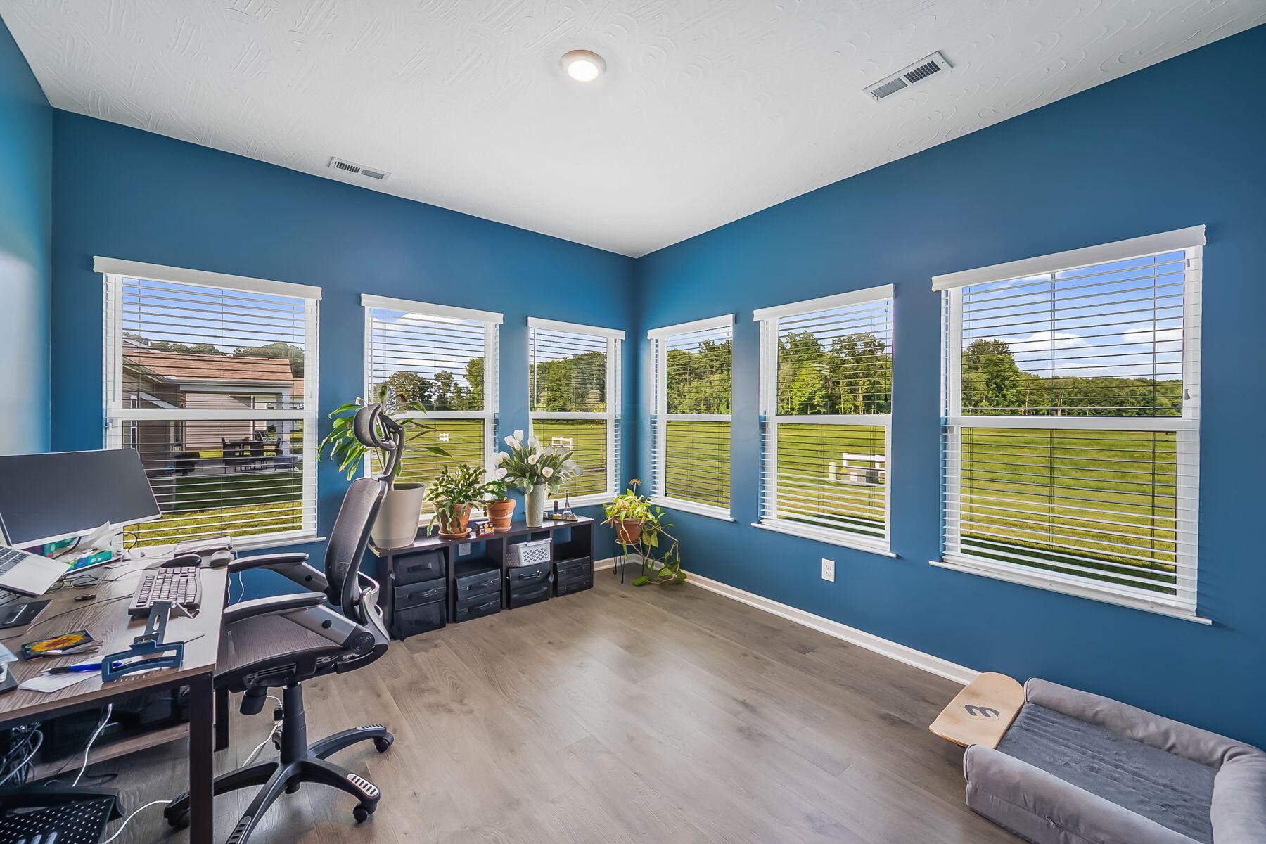 298 Mannaseh Drive W Property Photo 9