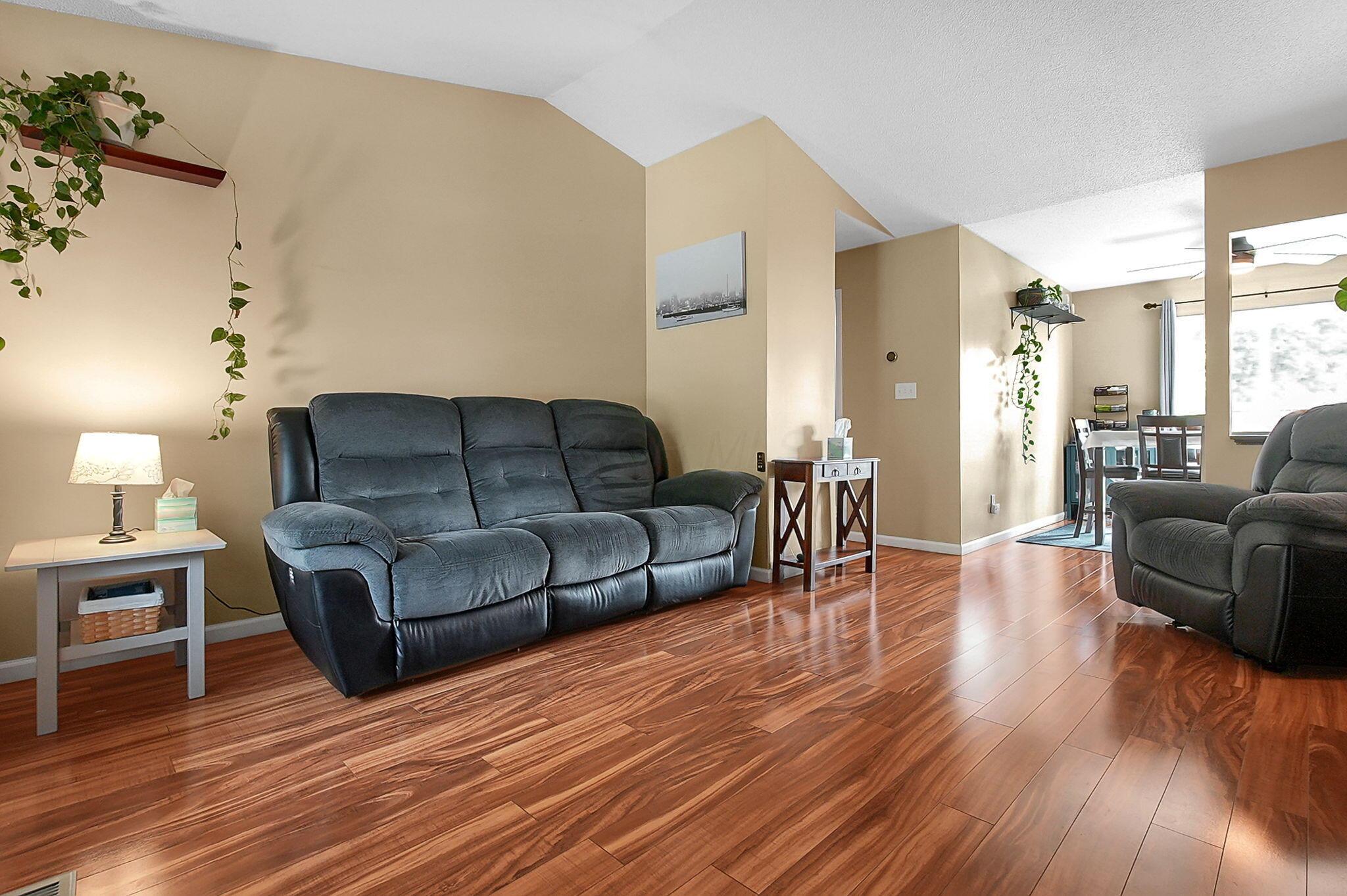 5945 Meadowsglen Drive Property Photo 10