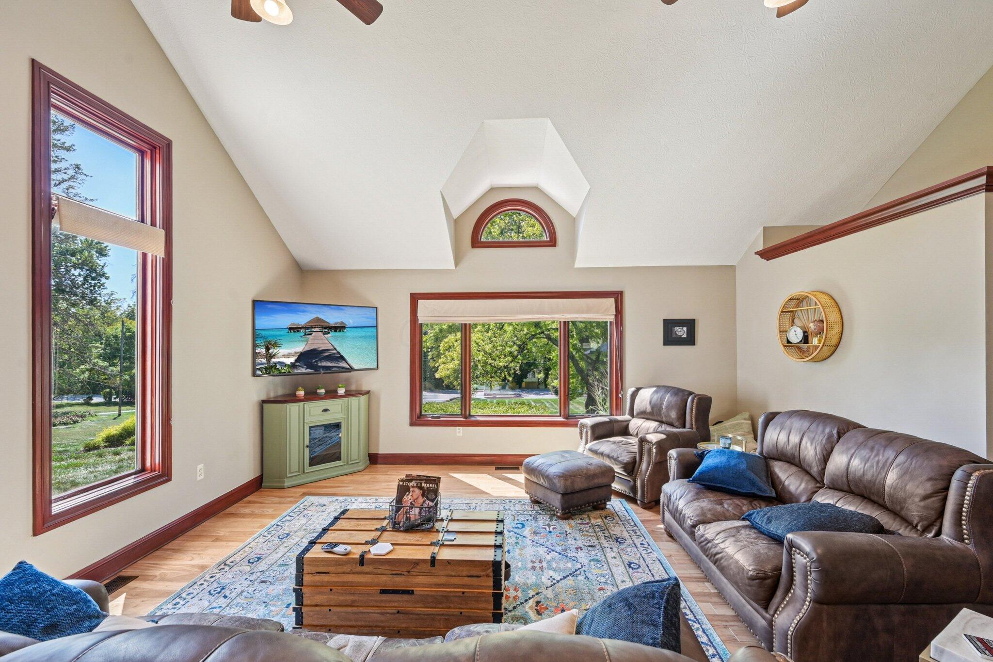 10669 Riverside Drive Property Photo 21