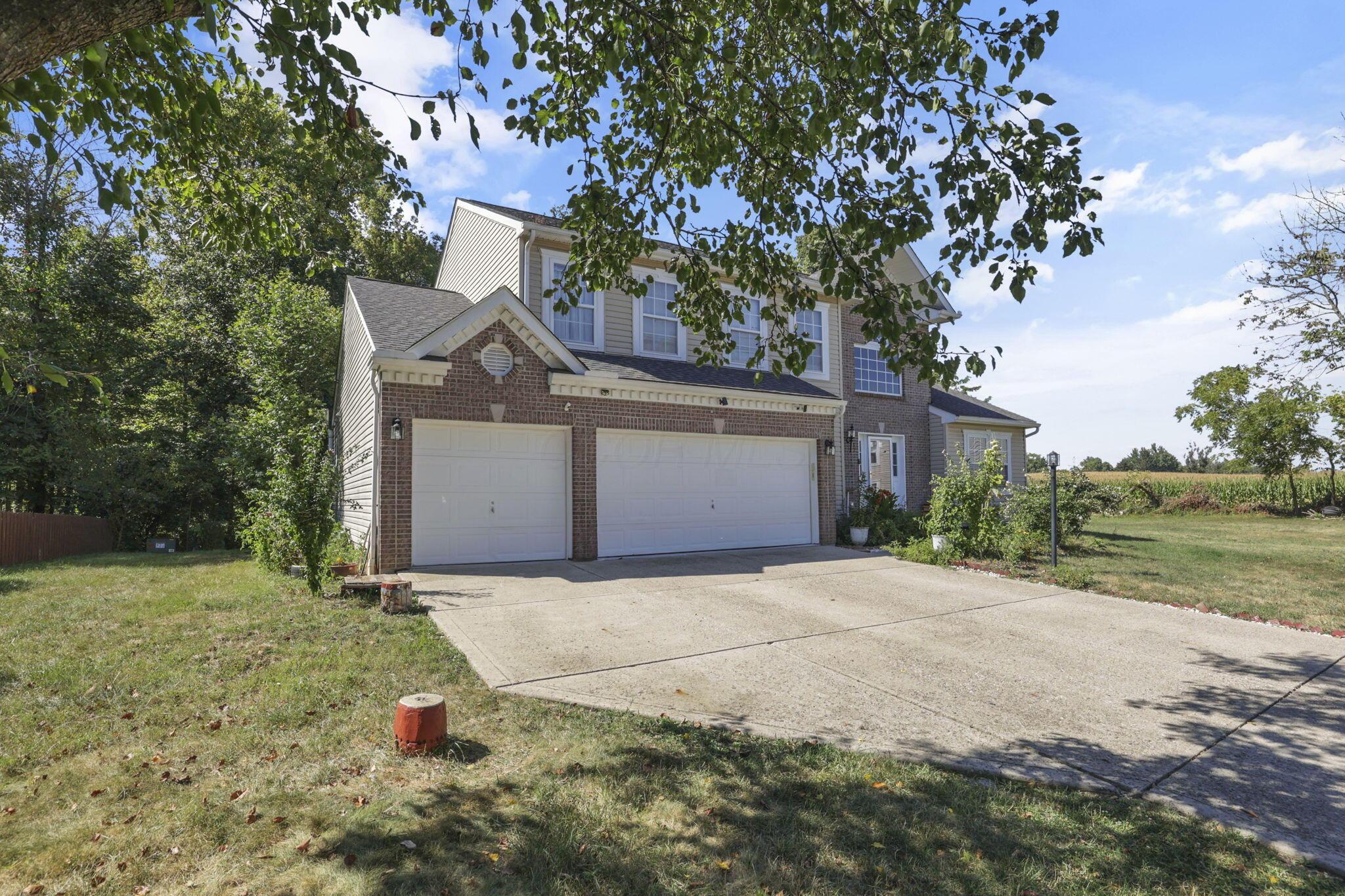 87 Knights Bridge Drive W Property Photo 2