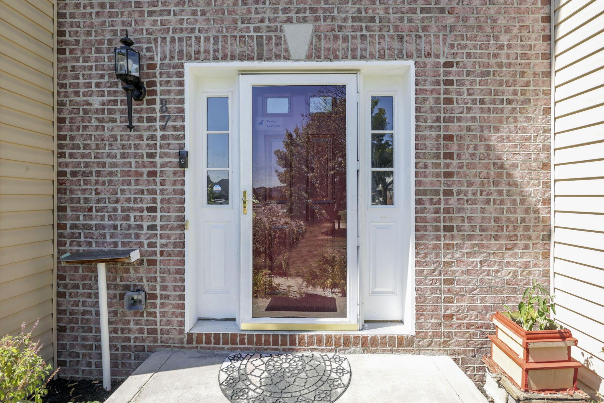 87 Knights Bridge Drive W Property Photo 4